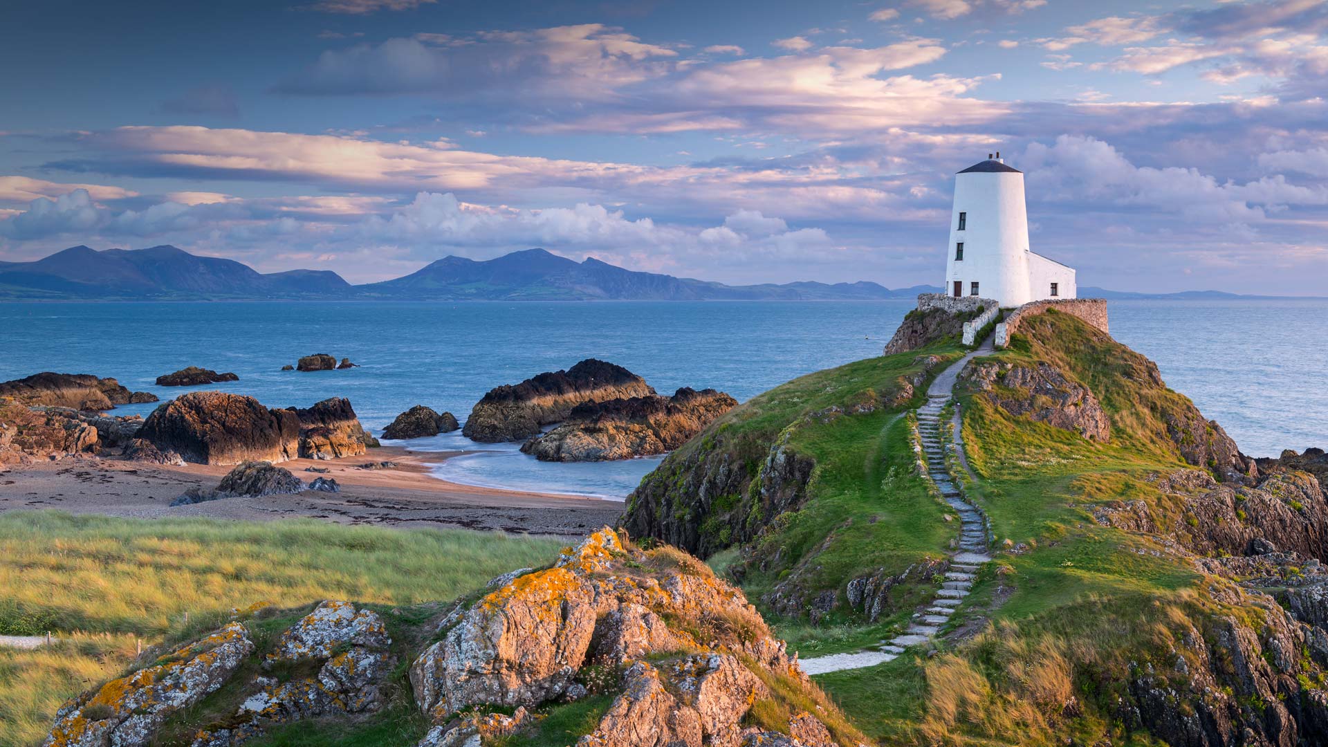 Twr Mawr Lighthouse On Llanddwyn Island In Anglesey - HD Wallpaper 