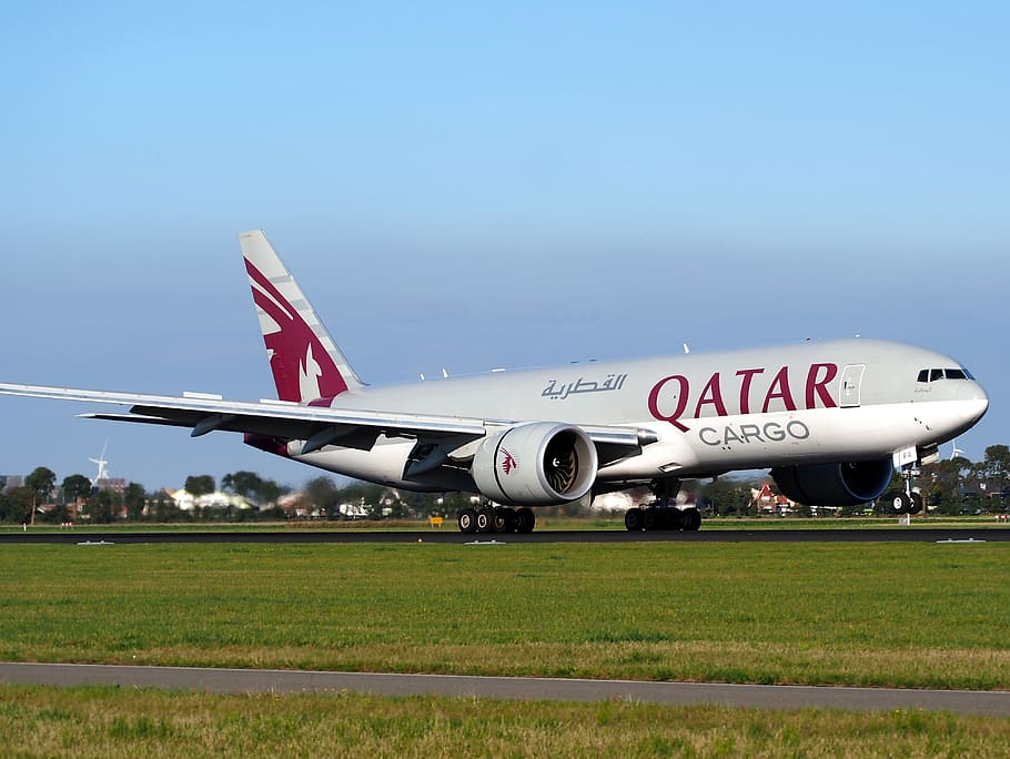 Gray Qatar Cargo Airliner Land On Ground, Qatar Airways, - Qatar Airways In Davao - HD Wallpaper 