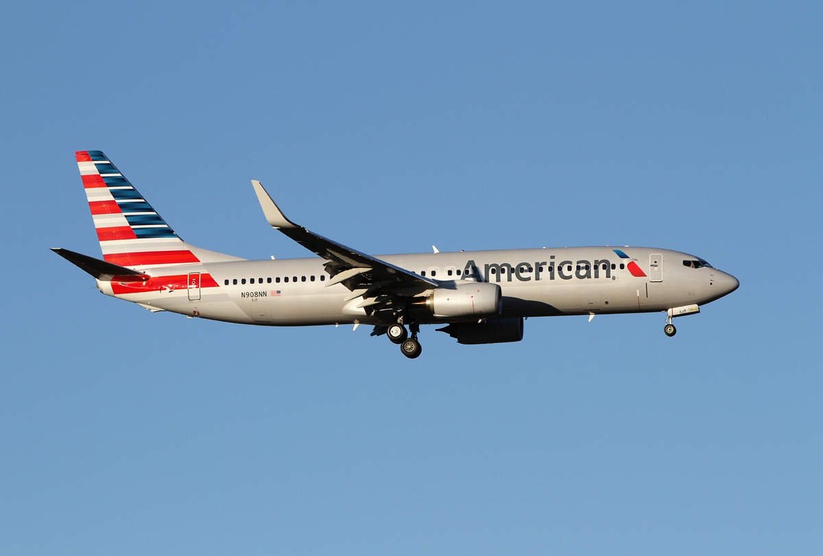 Boeing 737 800 American Airlines, B737 800 American - American Airlines Old Vs New Logo - HD Wallpaper 