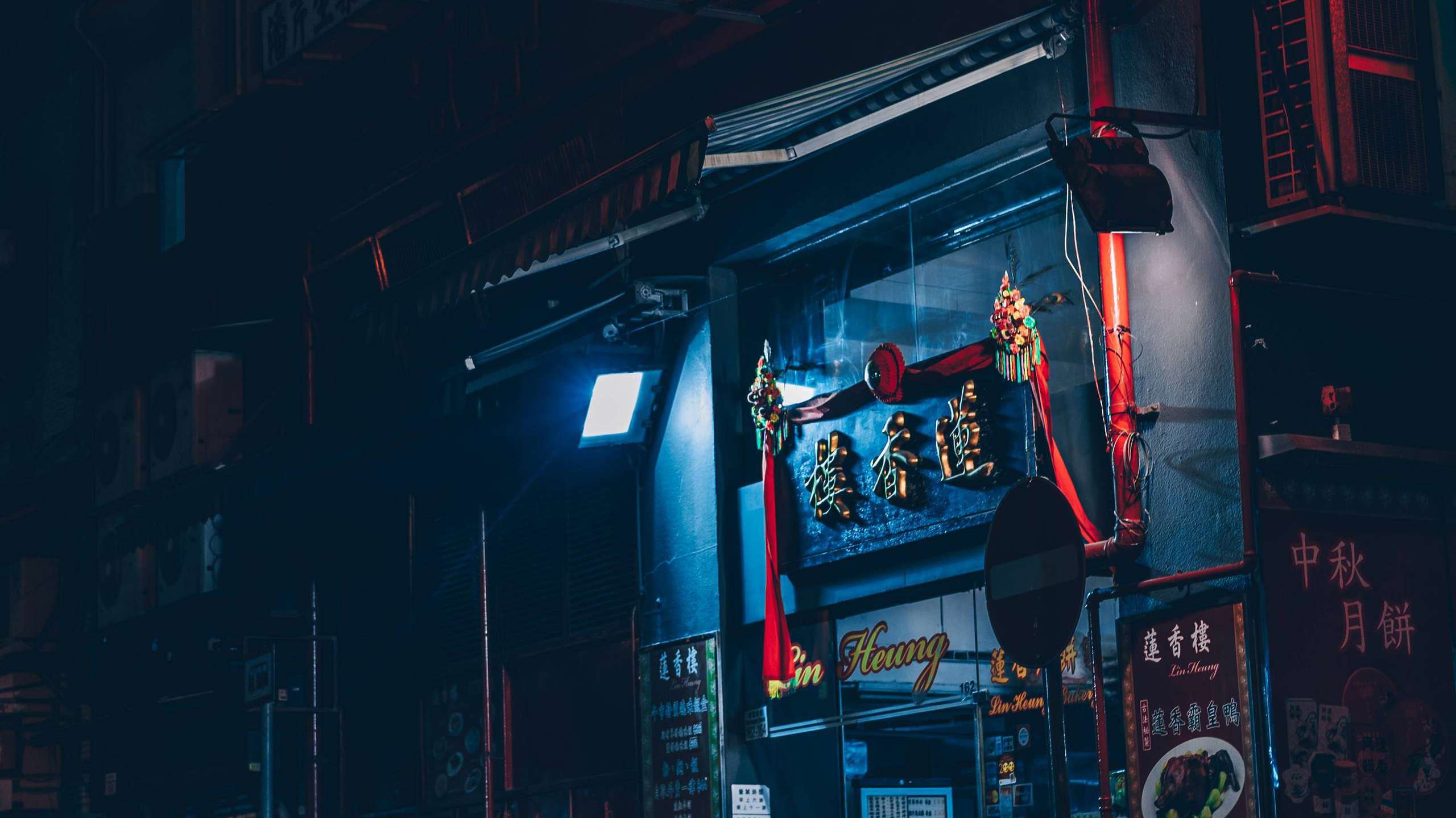 Itap Of Some Men Outside A Restaurant Wallpaper - HD Wallpaper 