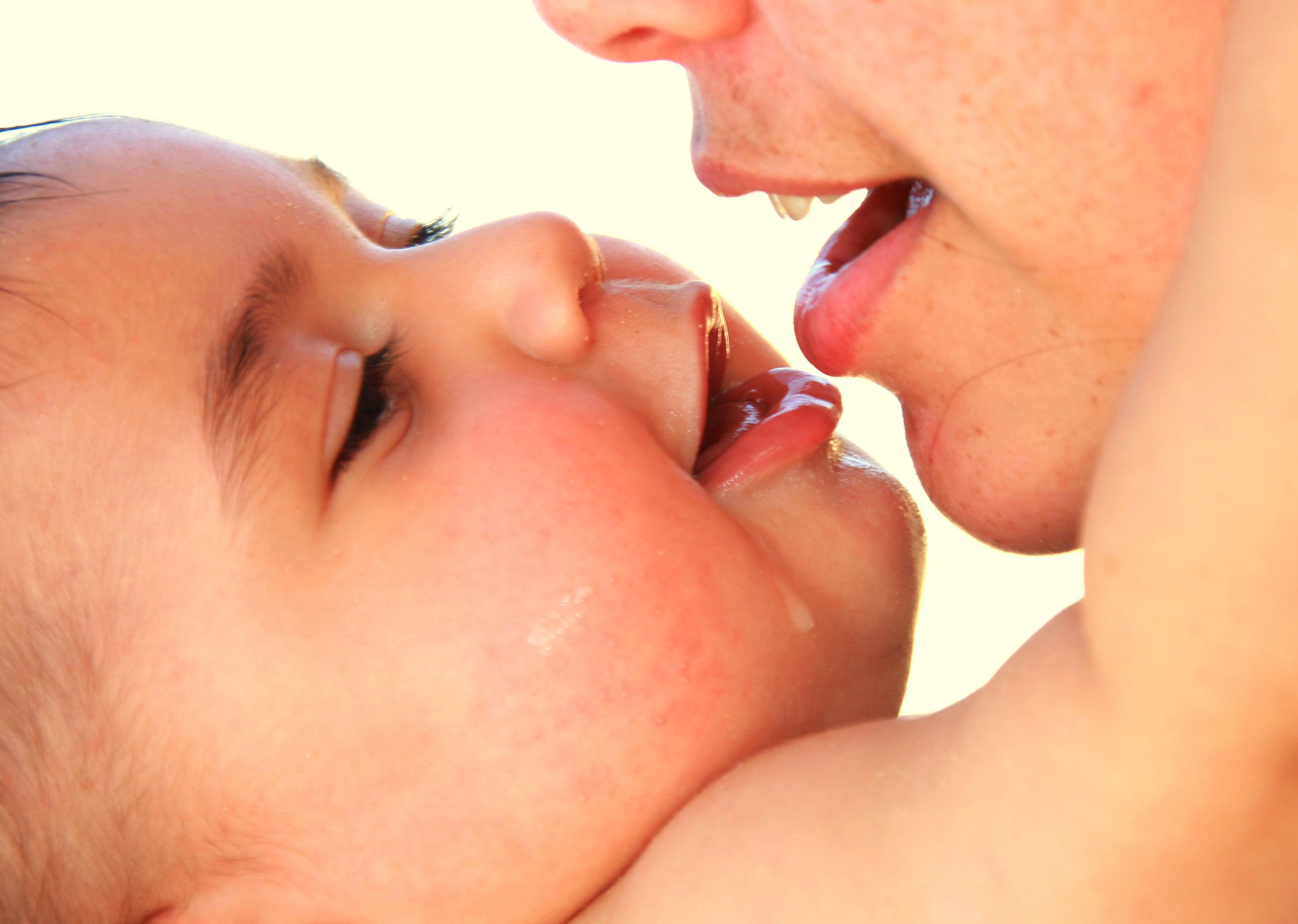 Красиво лижет маме. Поцелуй. Поцелуй с мамой с языком. Мама целует в губы.