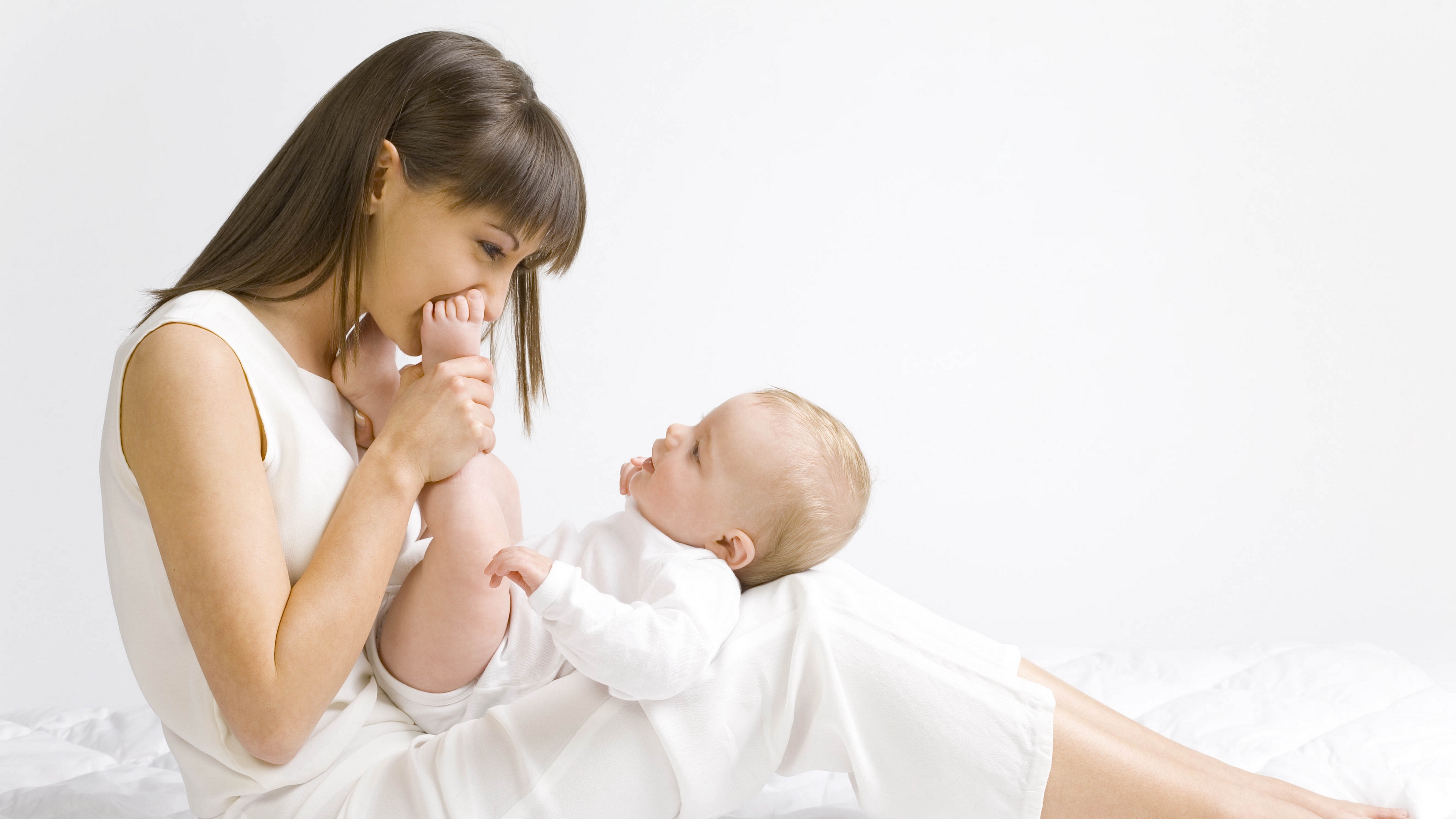 Wallpaper Mother, Child, Baby, Love, White, Smiles, - Мама И Ребенок Фон - HD Wallpaper 