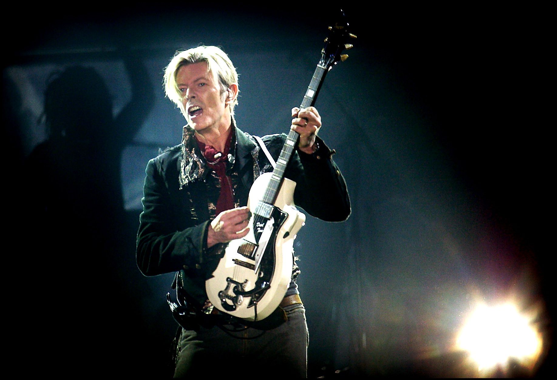 David Bowie In - David Bowie With Guitar - HD Wallpaper 