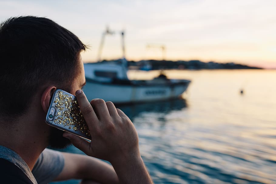 Mobile Phone In Man S Hands Near The Sea, Caucasian, - Vacation - HD Wallpaper 