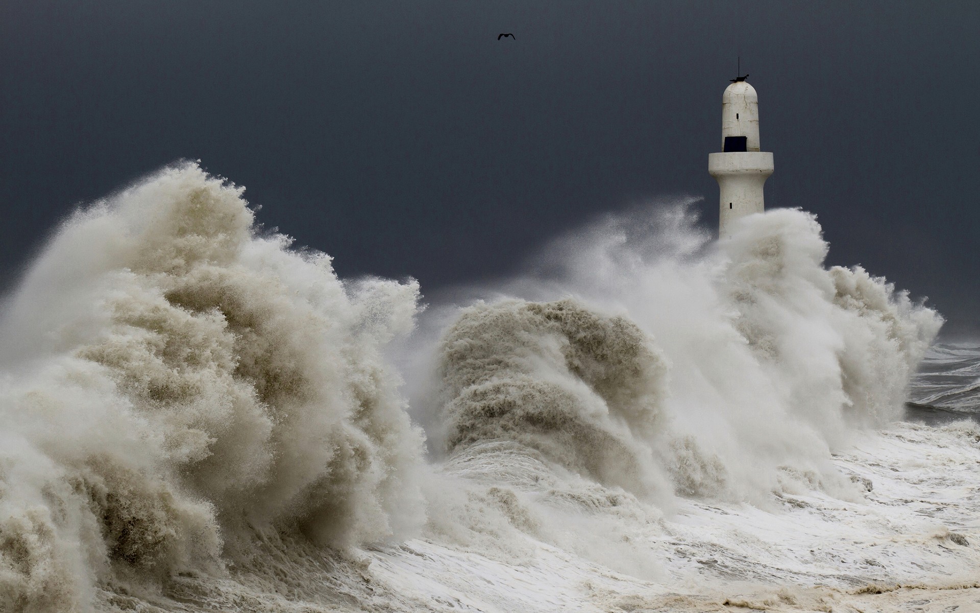 Desktop Background Storm Lighthouse - HD Wallpaper 