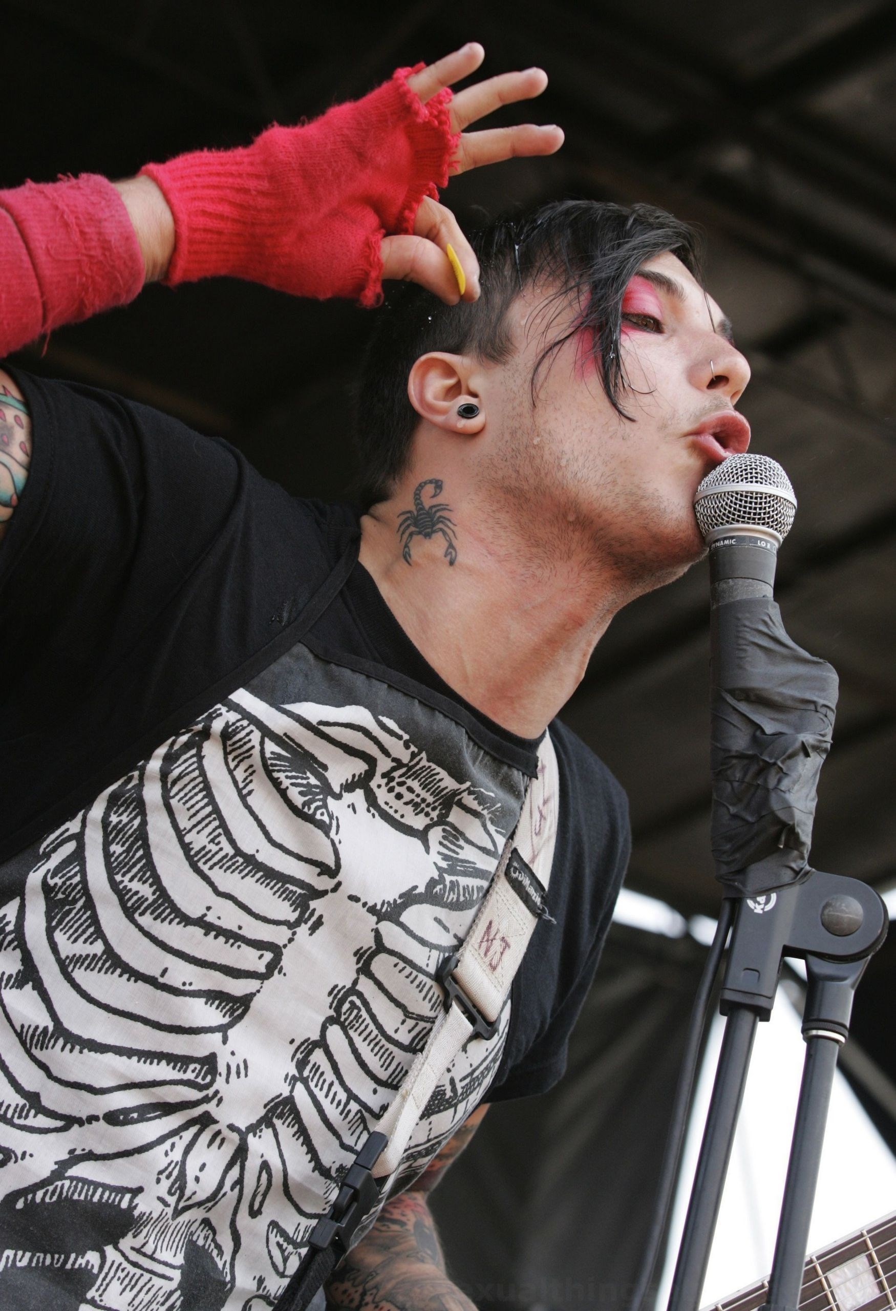 Frank Iero Skeleton Shirt - HD Wallpaper 