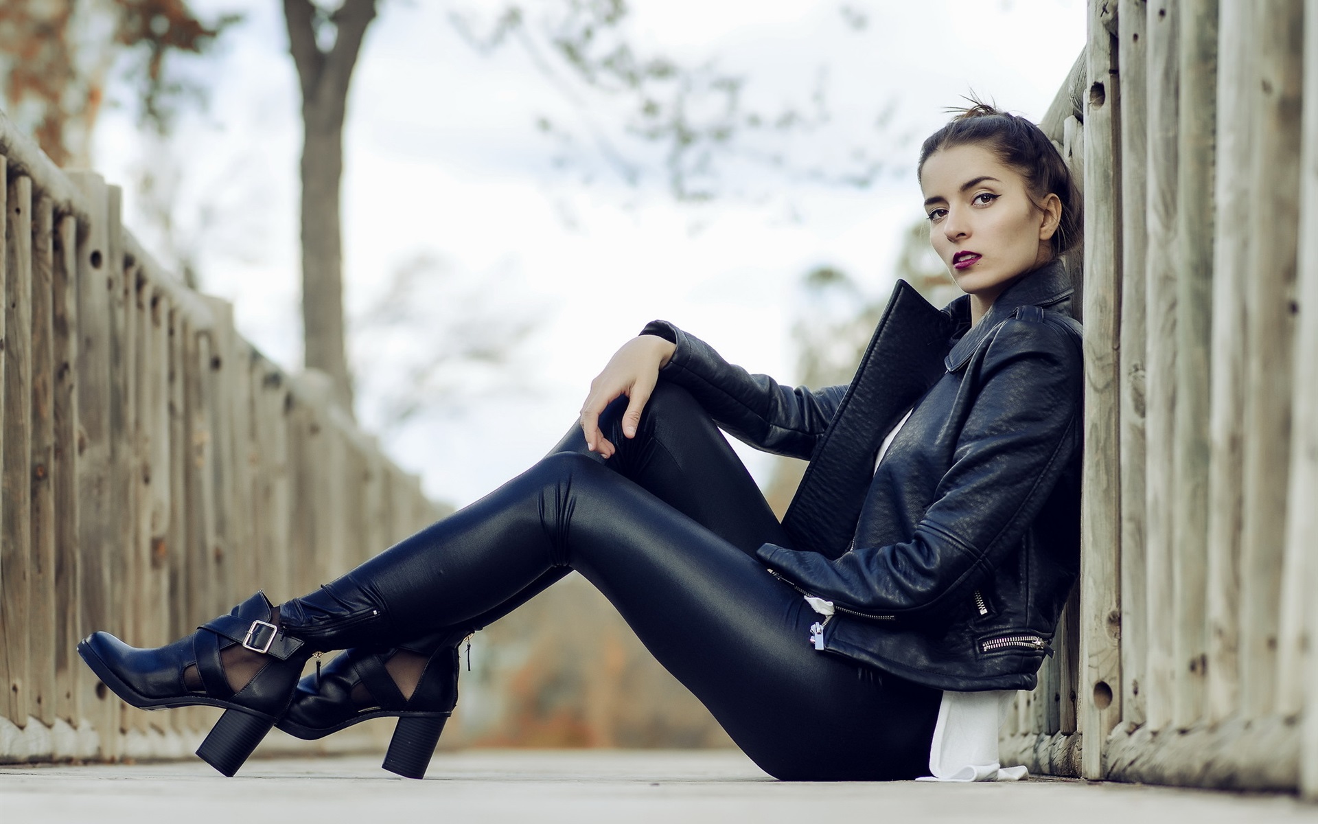 Wallpaper Black Leather Jacket Girl, Sit On Ground - Jacket - HD Wallpaper 