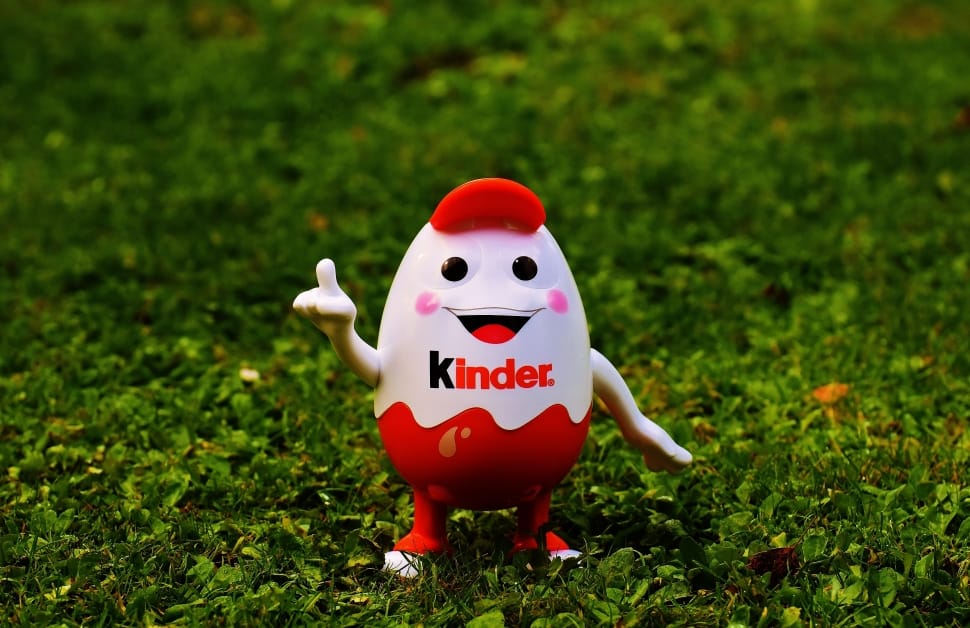 White And Red Kinder Egg Toy Preview - Kinder Egg - HD Wallpaper 