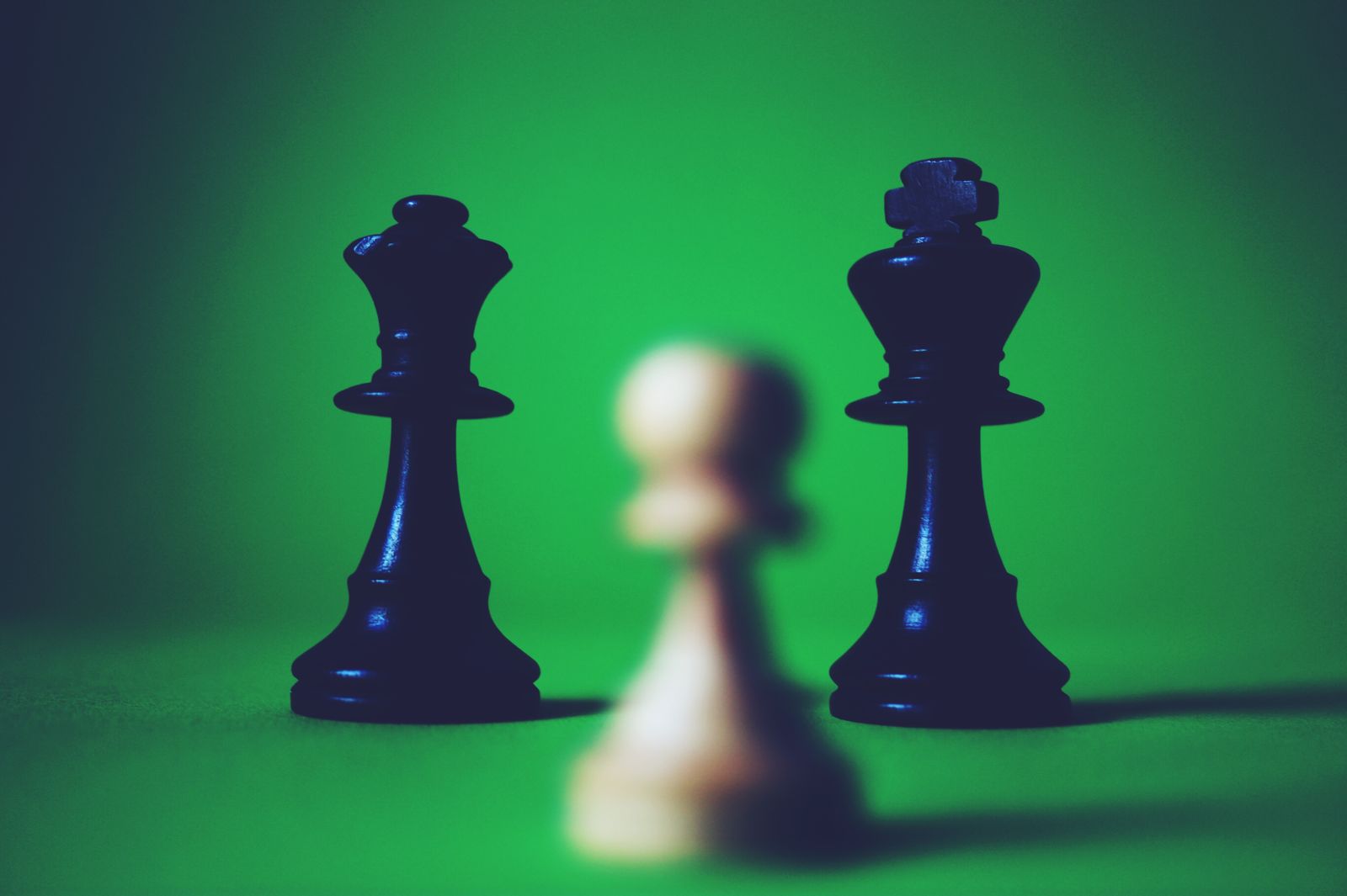 Chess Pieces King And Pawn - HD Wallpaper 