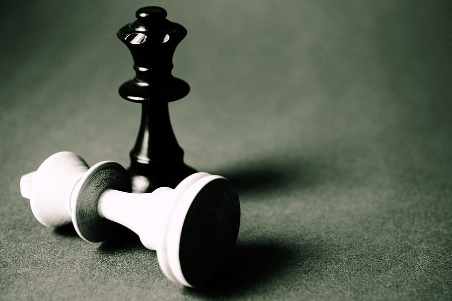 White King Chess Piece Down In Front Of Black King - Life Not Going The Way You Want - HD Wallpaper 