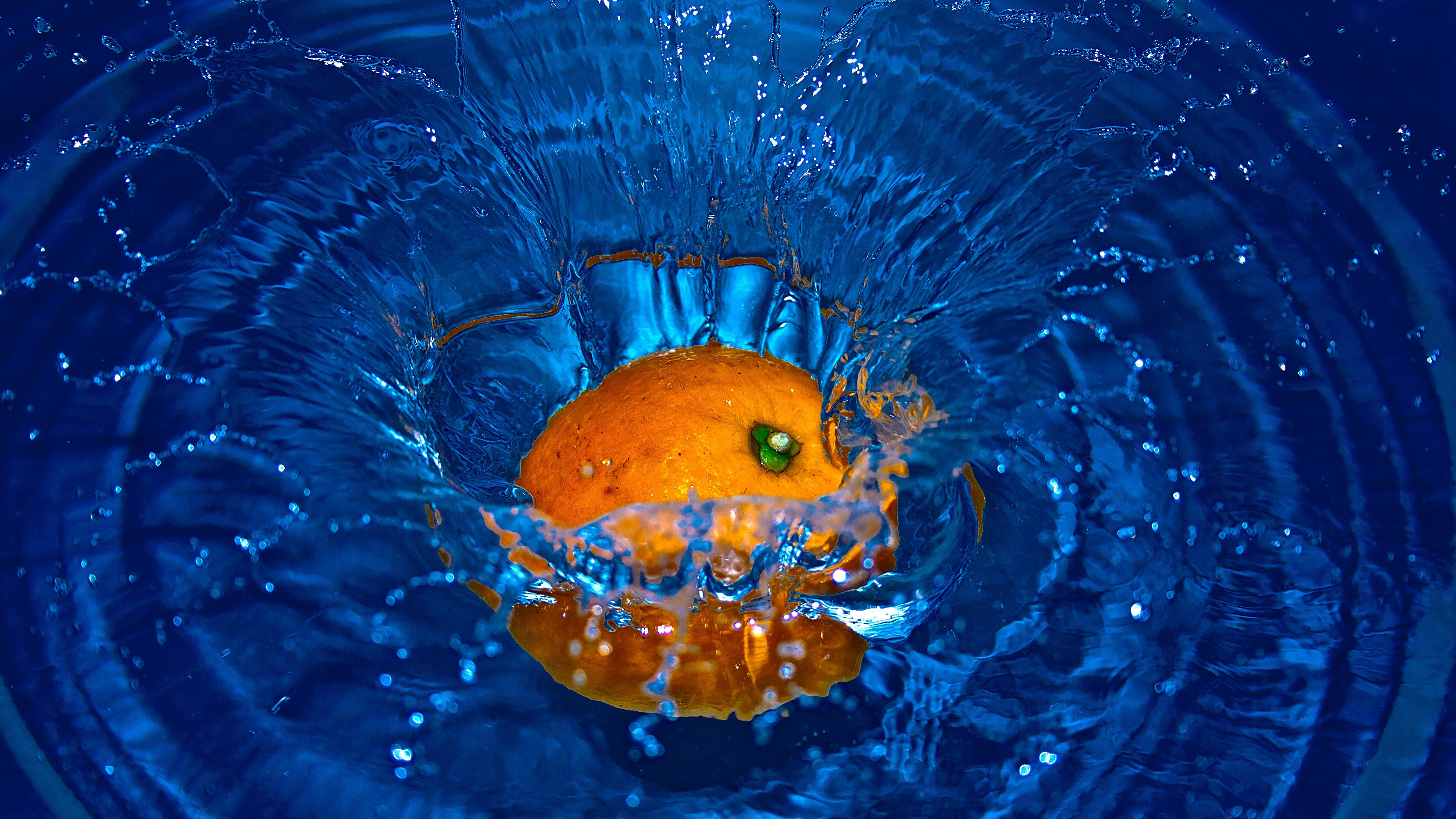 Orange Fruit Splash 4k - Orange In The Water - HD Wallpaper 