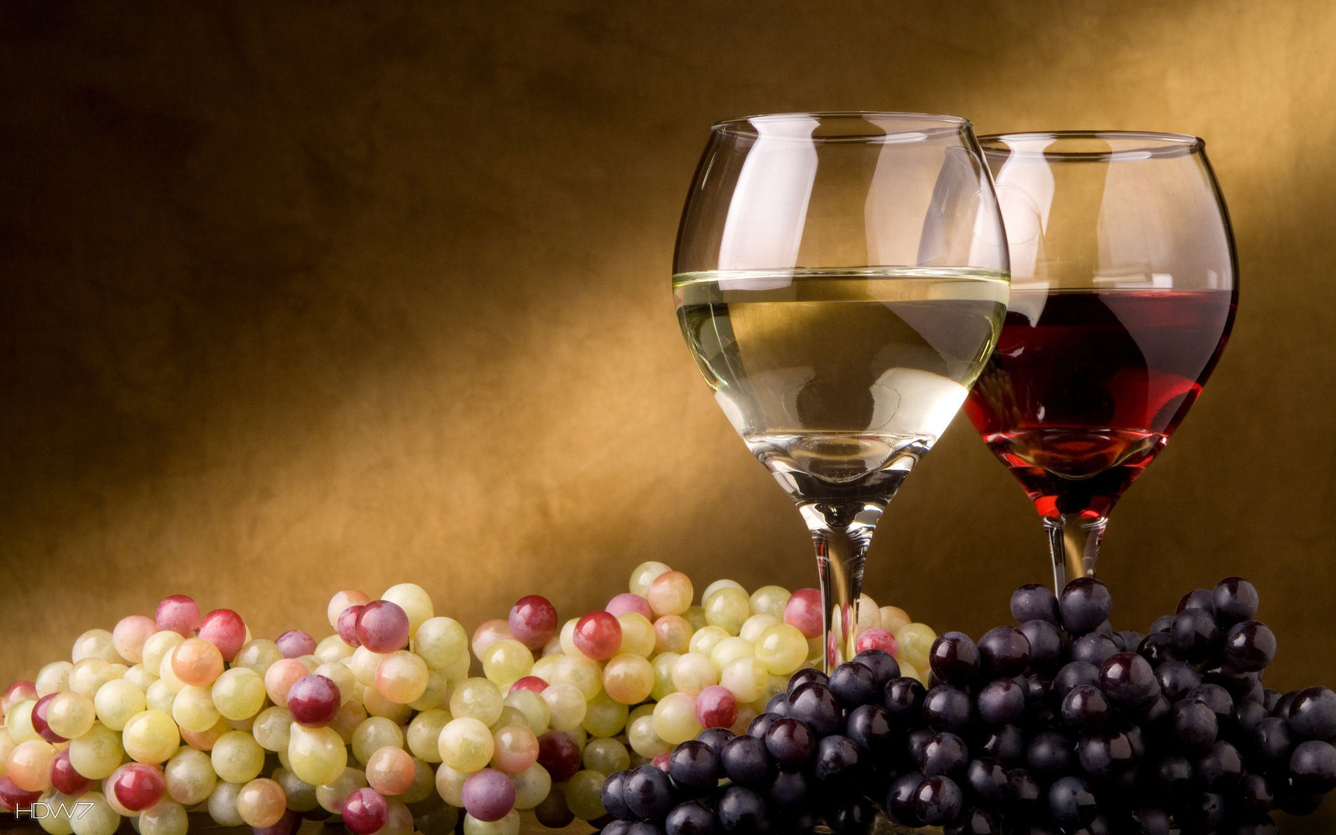 Red And White Wine And Grapes Wallpaper - Red And White Wine Grapes - HD Wallpaper 