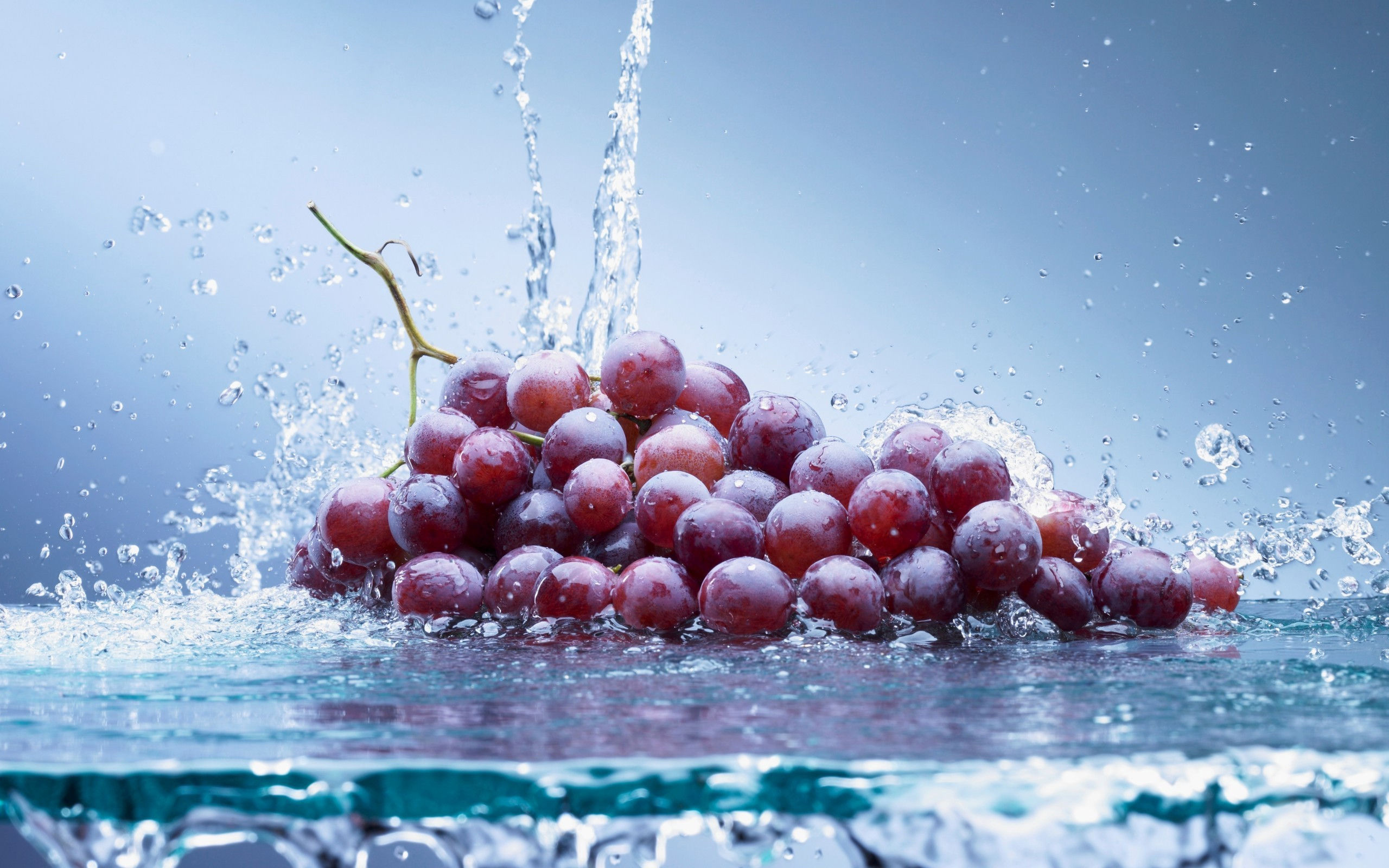 Grape And Water Background - 2560x1600 Wallpaper 