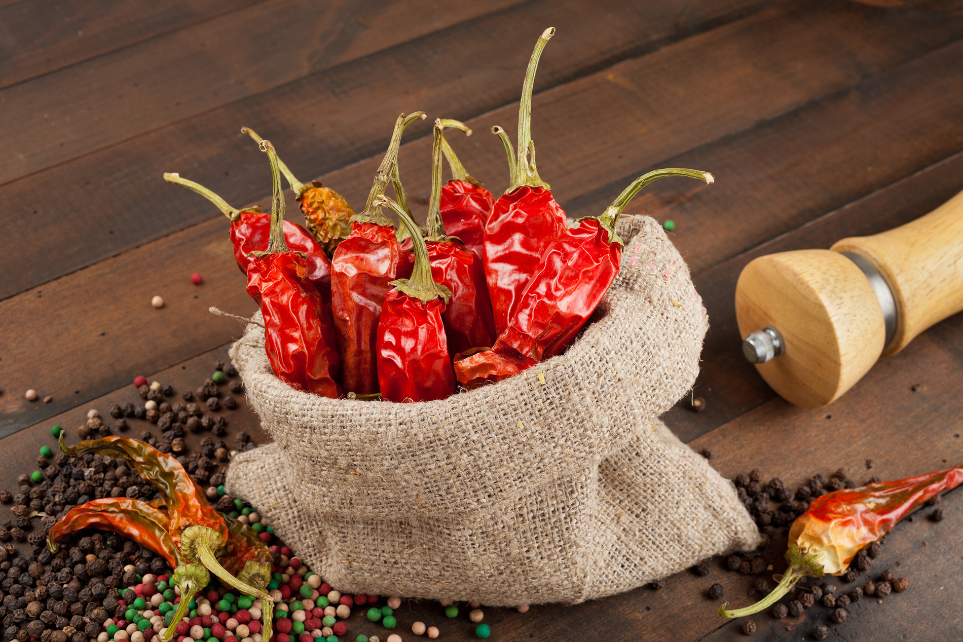 Pepper And Red Chilli - Red Chilli - HD Wallpaper 
