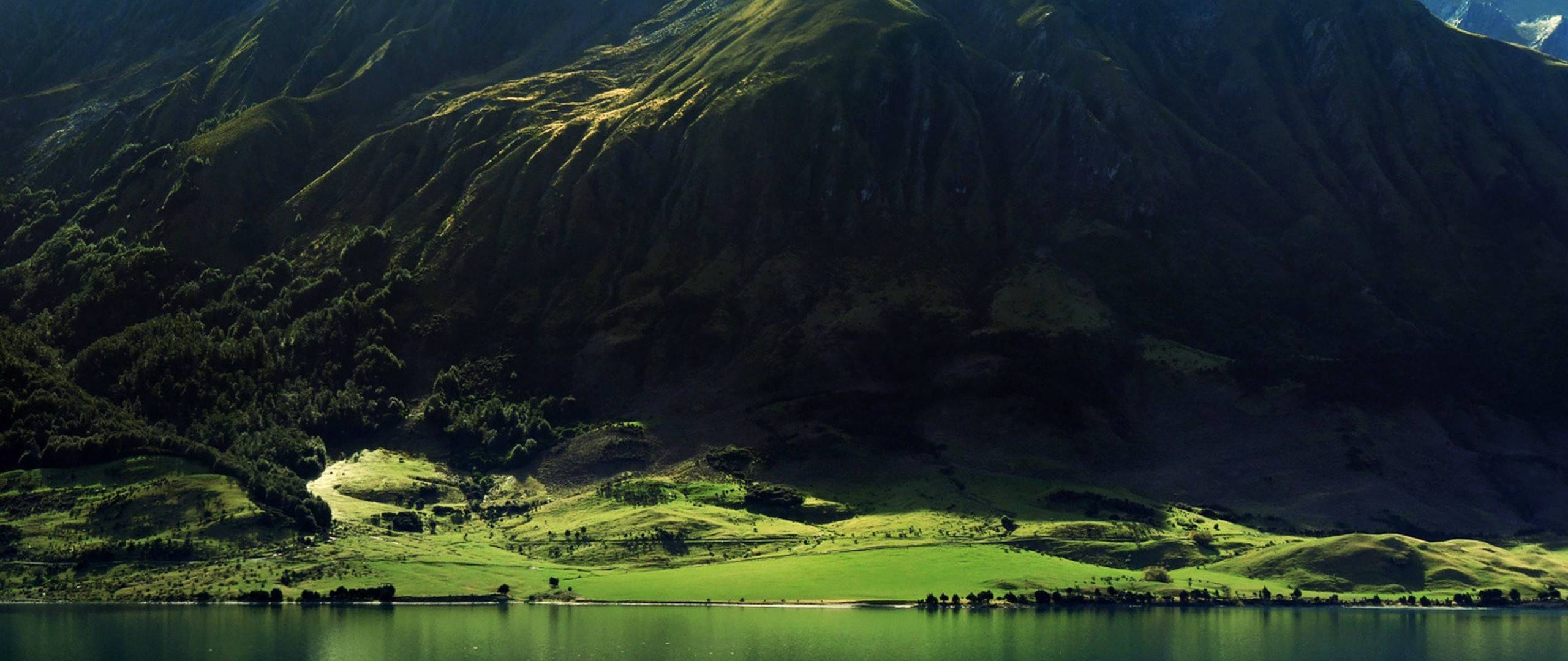 Mountains In Green Bay - HD Wallpaper 