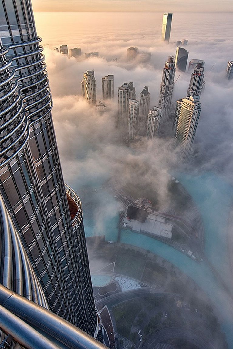 Dubai Fog Skyscrapers From Top - Burj Khalifa Glass Floor - HD Wallpaper 