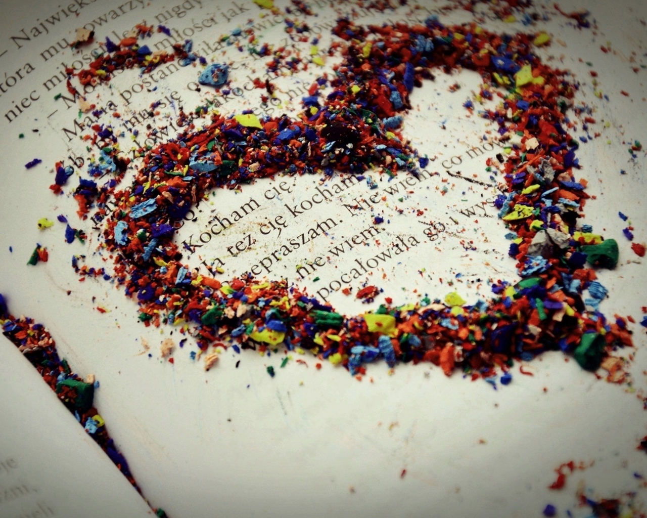 Wallpaper Chips, Colorful, Heart, Love, Book, Text - Love Nice Colourful Wallpaper For Laptop - HD Wallpaper 