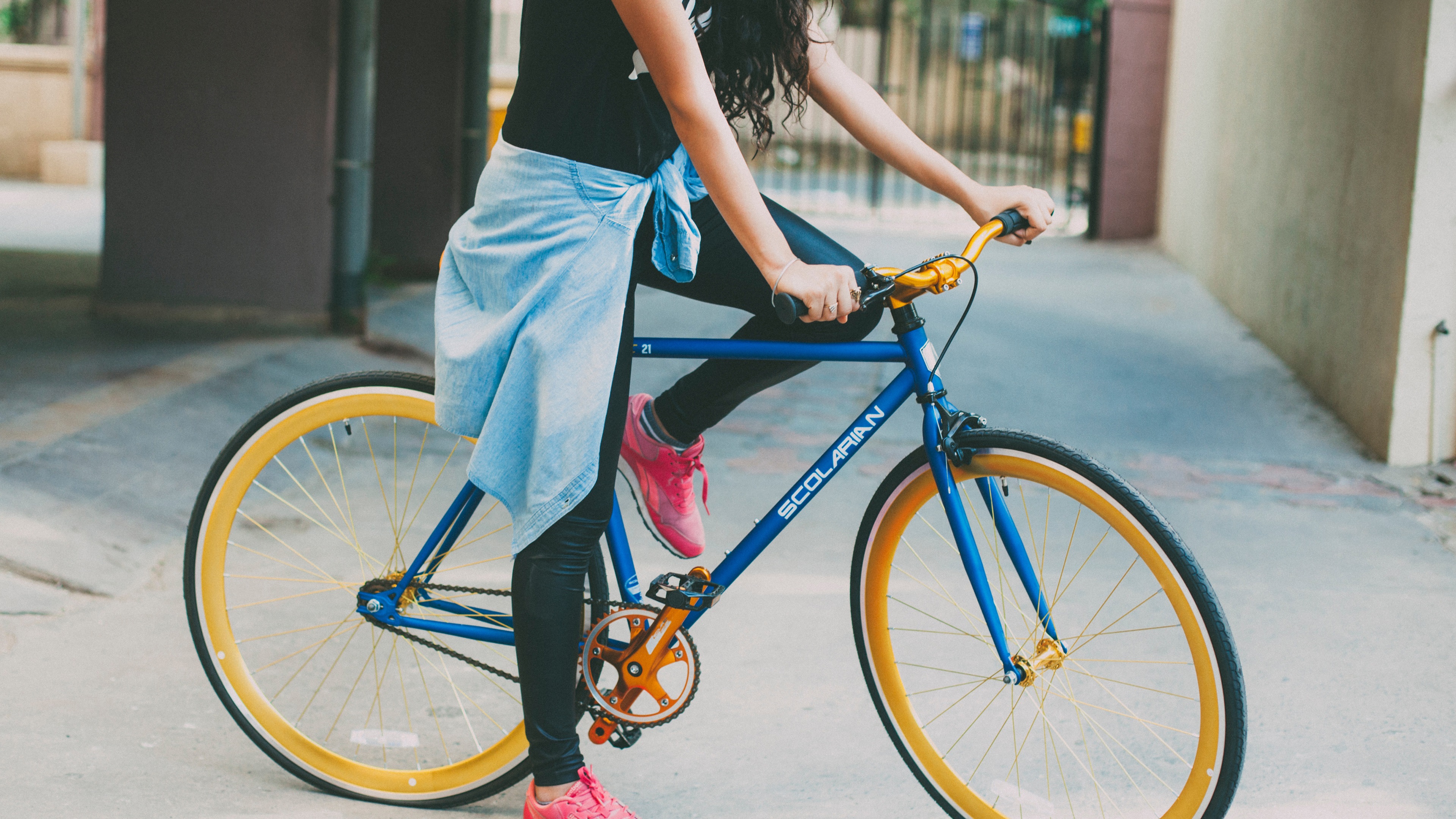 Wallpaper Girl And Bike - Girl In Bike 4k - HD Wallpaper 