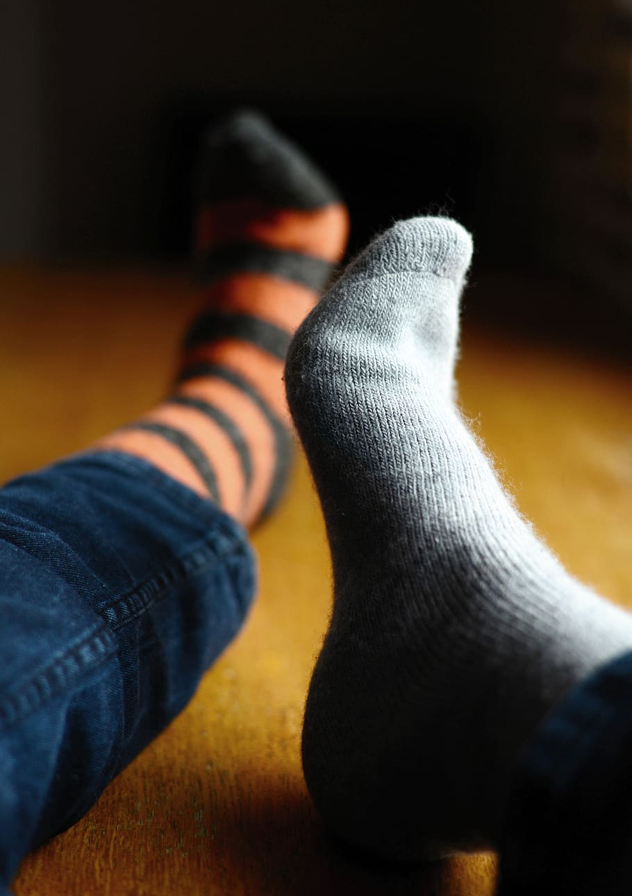 Socks, Different, Bi Color, Difference, Wool, Fluffy, - Medias Las Llevo Diferentes Porque Somos Iguales - HD Wallpaper 