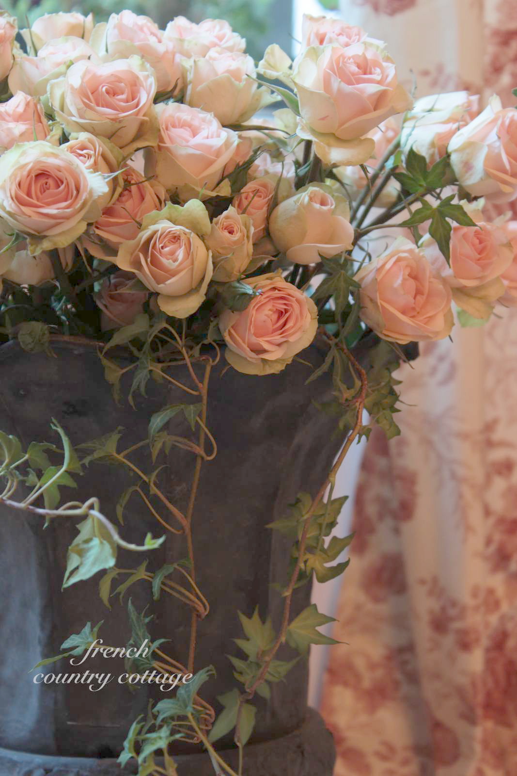 French Cottage With Flowers - HD Wallpaper 