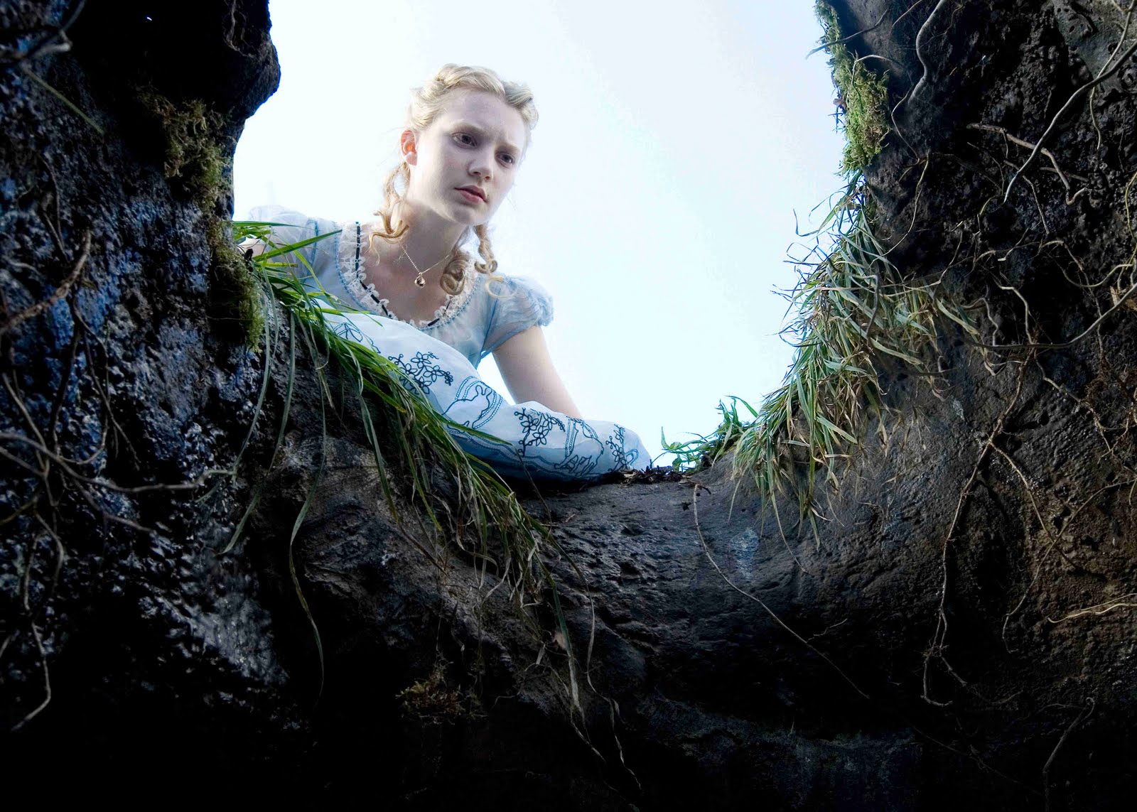 Alice In Wonderland - Alice In Wonderland Looking Down The Rabbit Hole - HD Wallpaper 