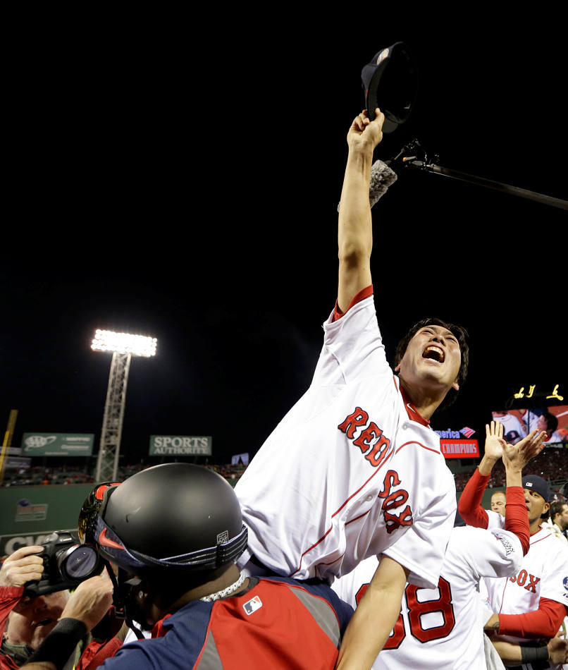Boston Red Sox S David Ortiz Lifts Relief Pitcher Koji - Fenway Park - HD Wallpaper 