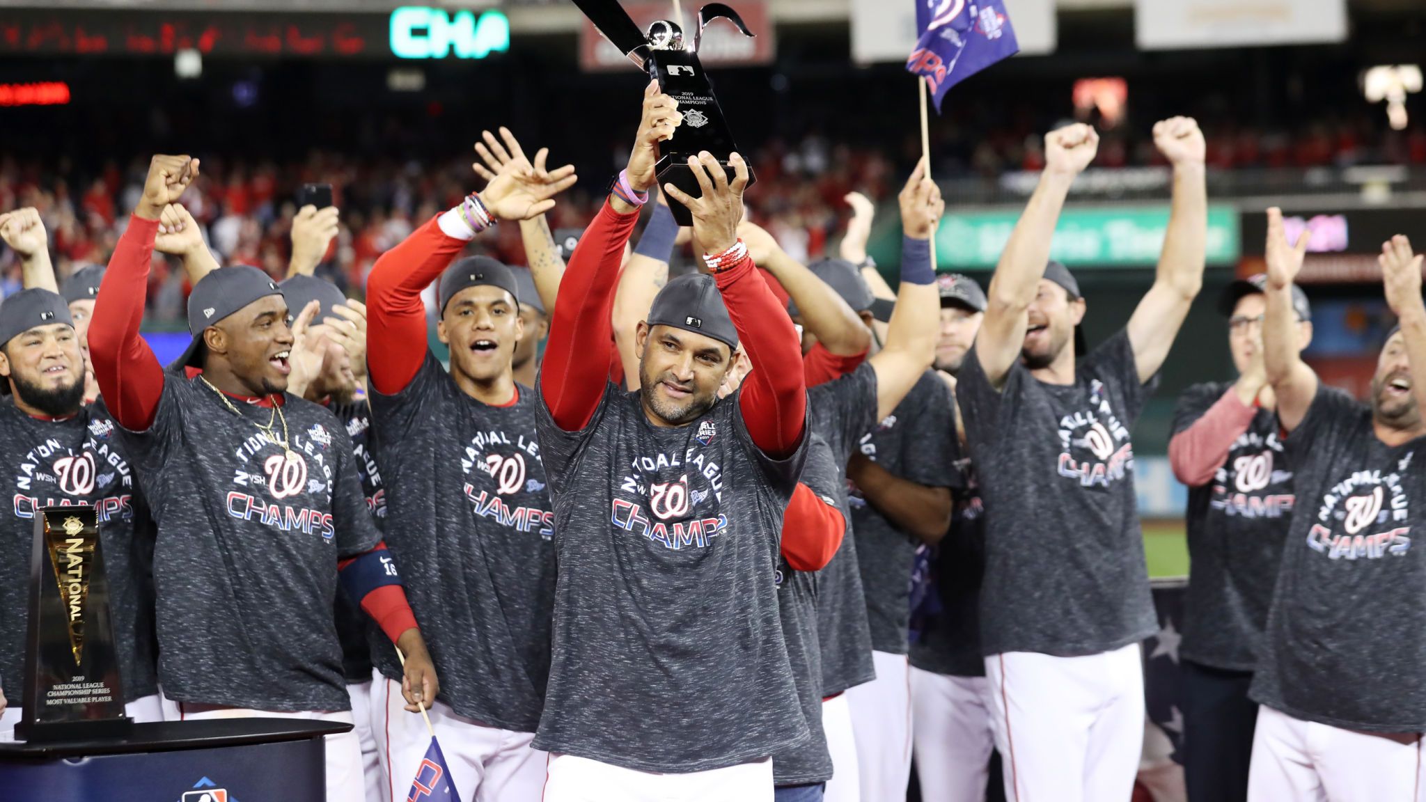 Washington Nationals Manager Dave Martinez Celebrates - Washington Nationals World Series Team - HD Wallpaper 