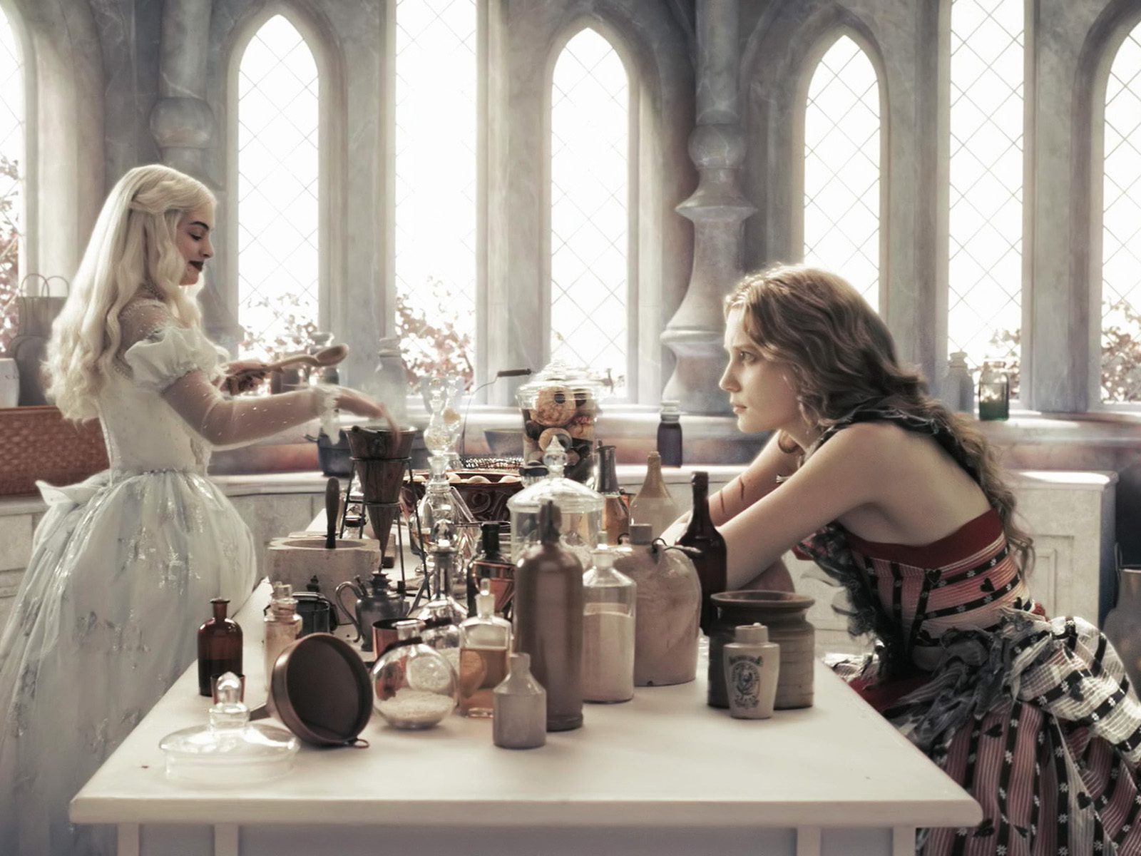 Alice In Wonderland White Queen And Alice - HD Wallpaper 