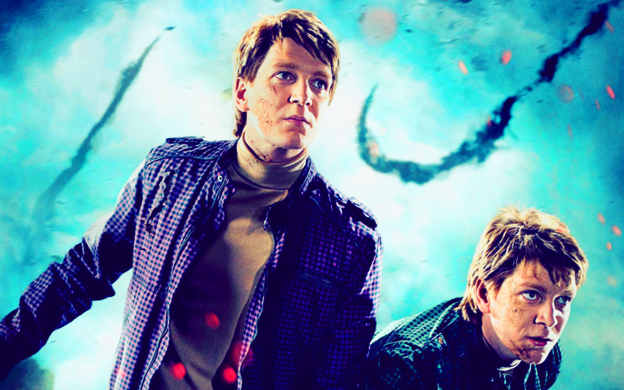 Deathly Hallows Action Wallpaper - Harry Potter Fred I George - HD Wallpaper 