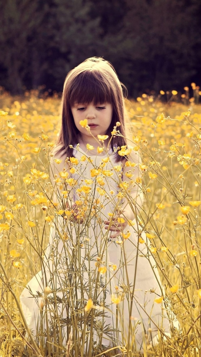 Blonde Little Girl In Garden - Cute Girl Baby Photos For Facebook Cover - HD Wallpaper 