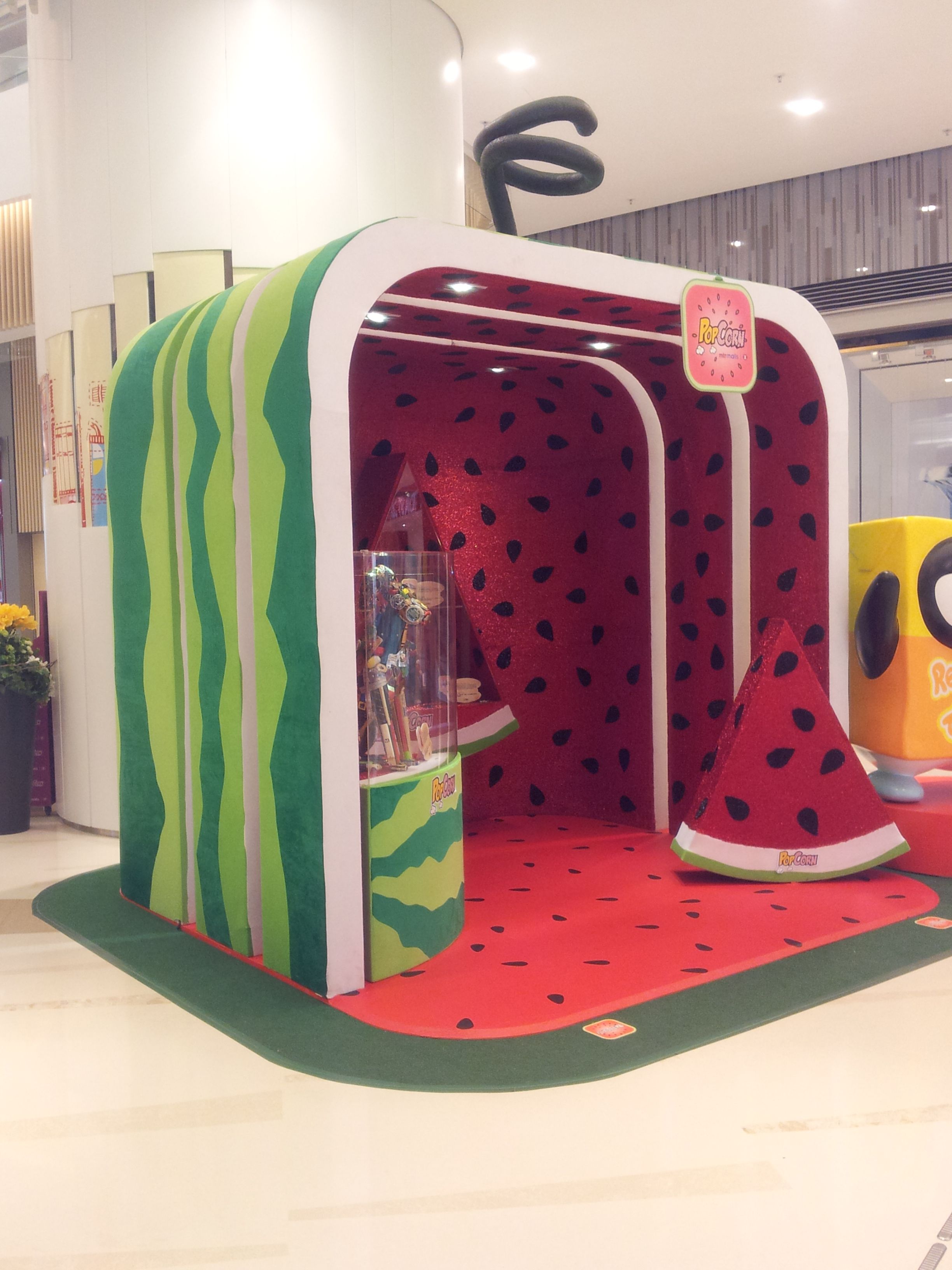 Booth In Shopping Mall - HD Wallpaper 