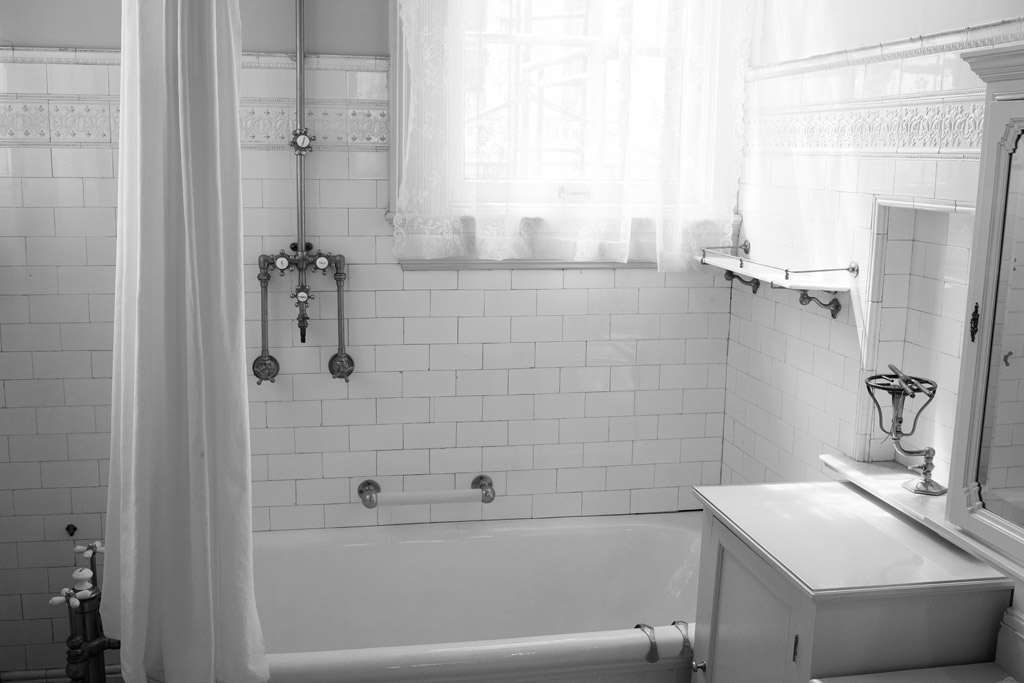 Small White Victorian Bathroom Ideas - HD Wallpaper 