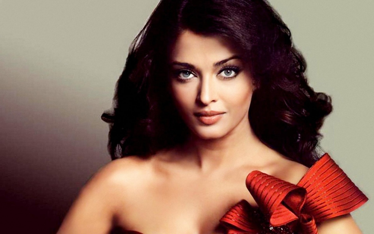 Aishwarya Rai Red Dress Wallpapers - Aishwarya Rai Red Dress - HD Wallpaper 