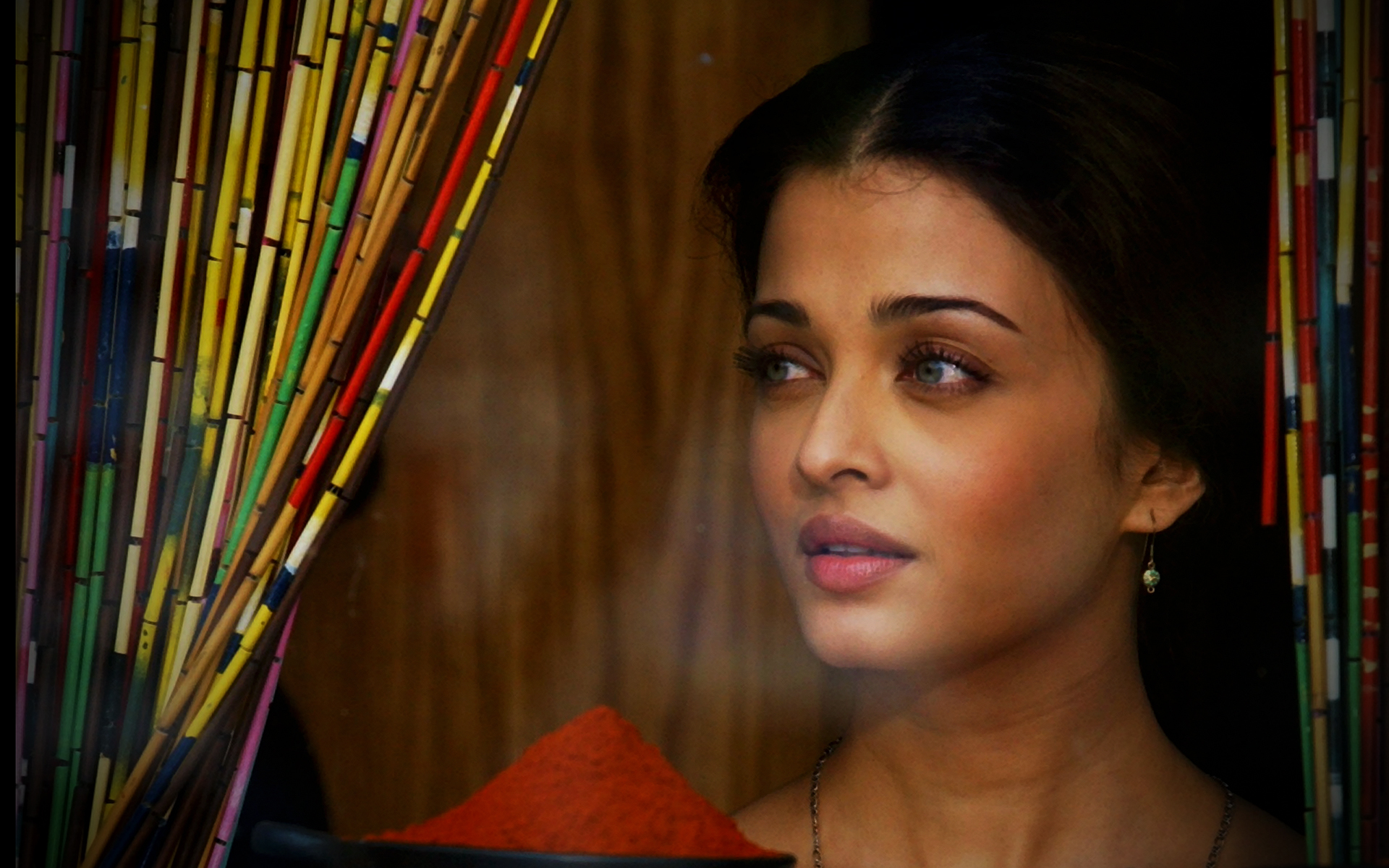 Aishwarya Rai Beautiful Desi Look Wallpapers - HD Wallpaper 