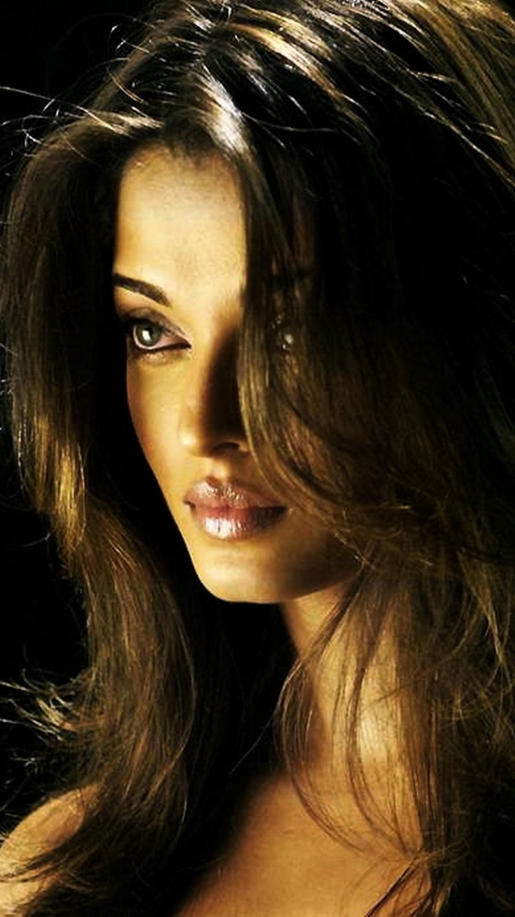 Aishwarya Rai In Dhoom 2 Style - HD Wallpaper 