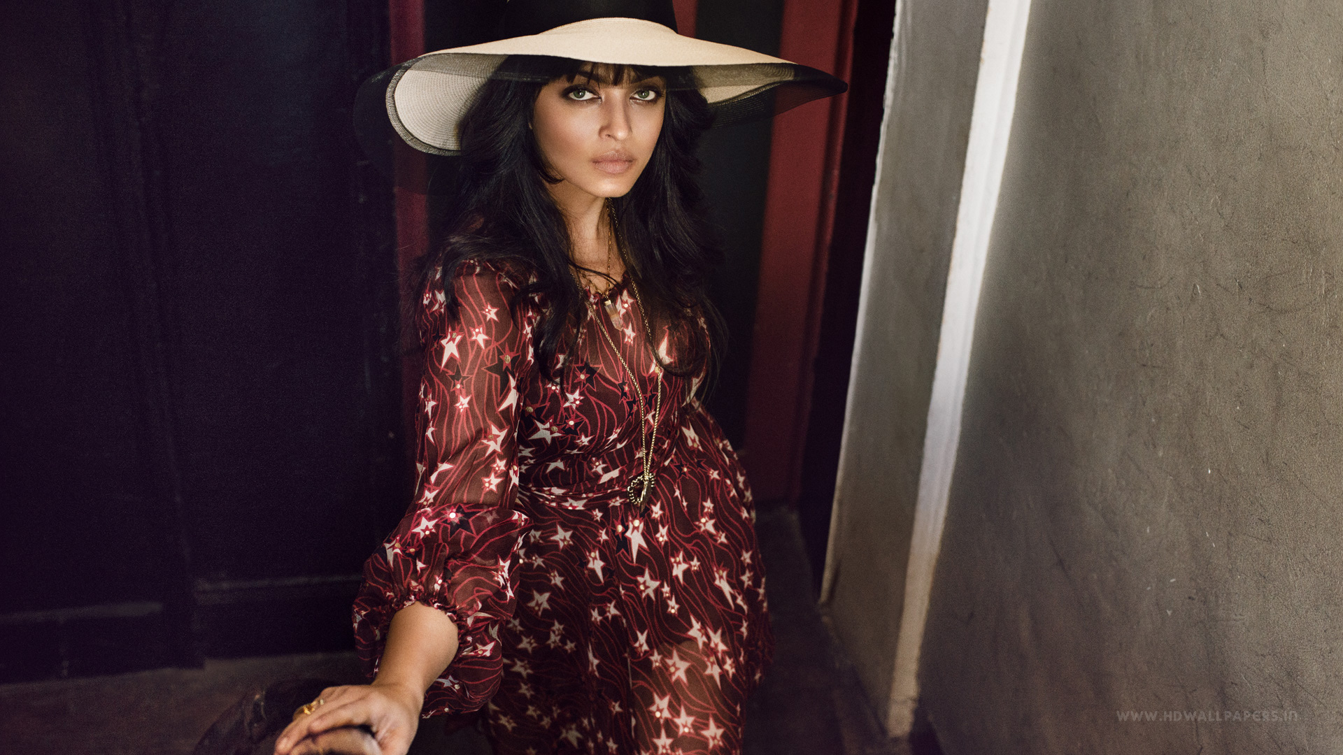 Indian Actress Aishwarya Rai Wallpaper - HD Wallpaper 