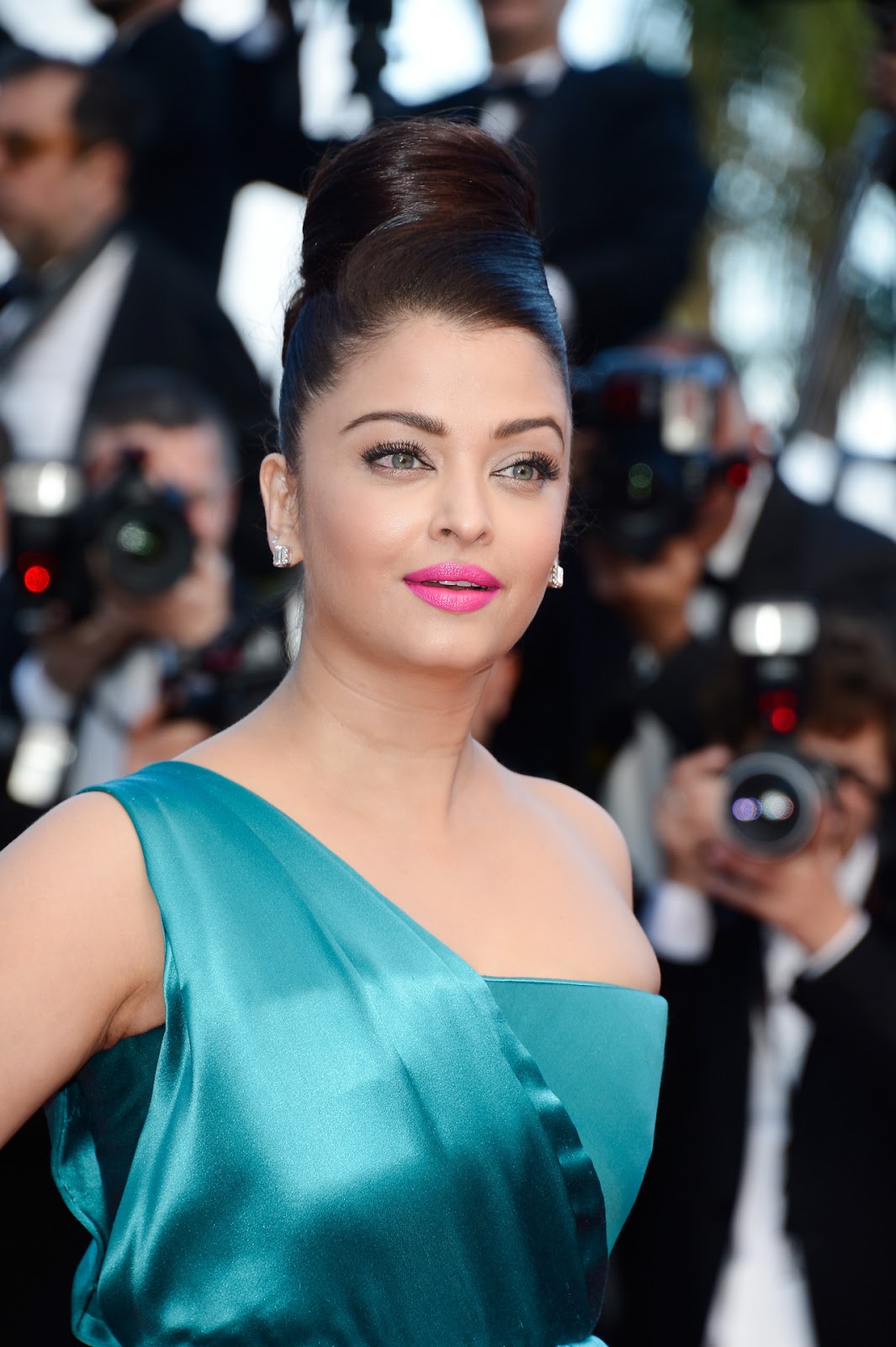 Aishwarya Rai In Cannes 2013 - HD Wallpaper 