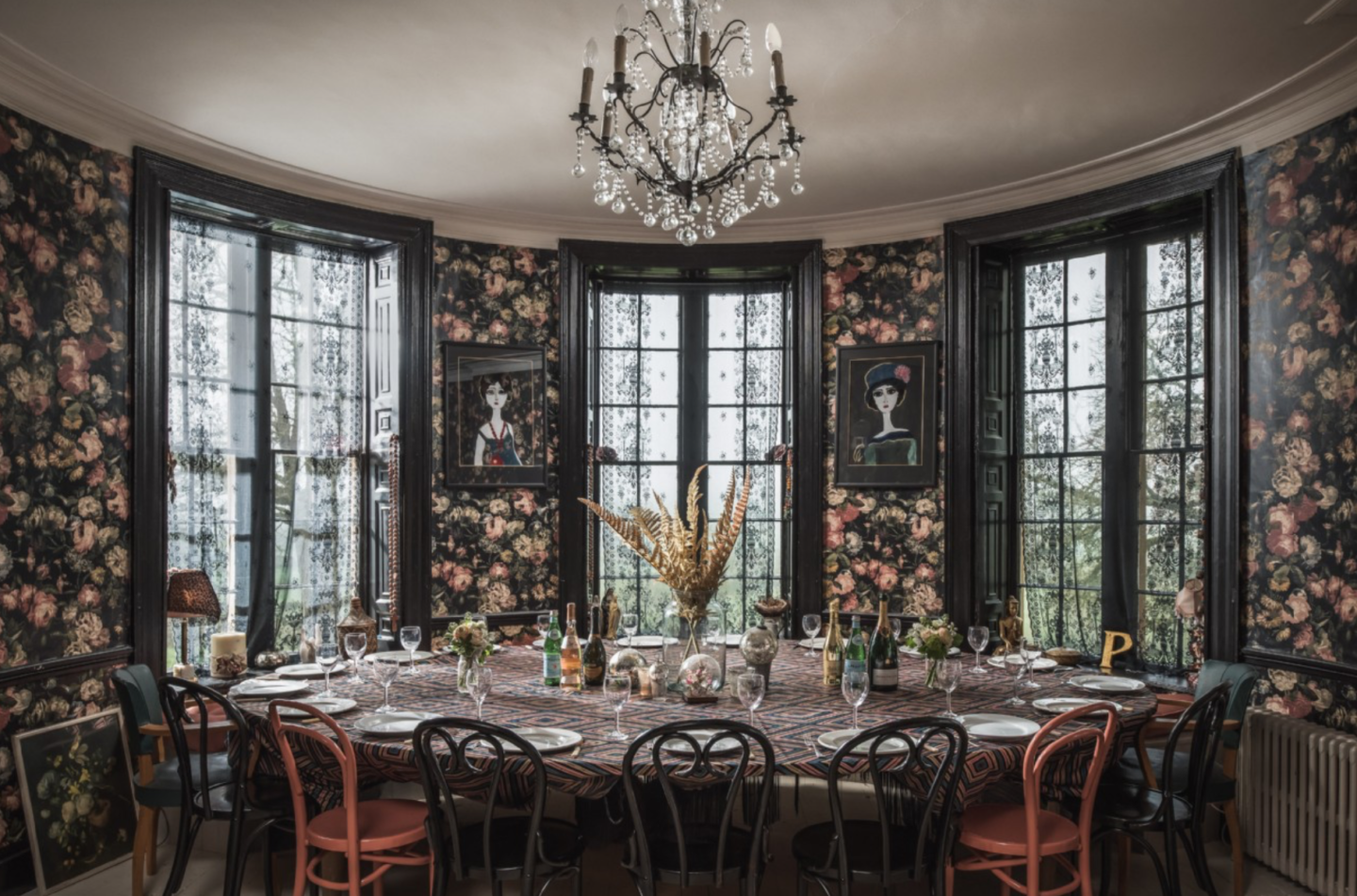 Pearl Lowe Dining Room Wallpaper - Unique Home Stays Pearls Place - HD Wallpaper 