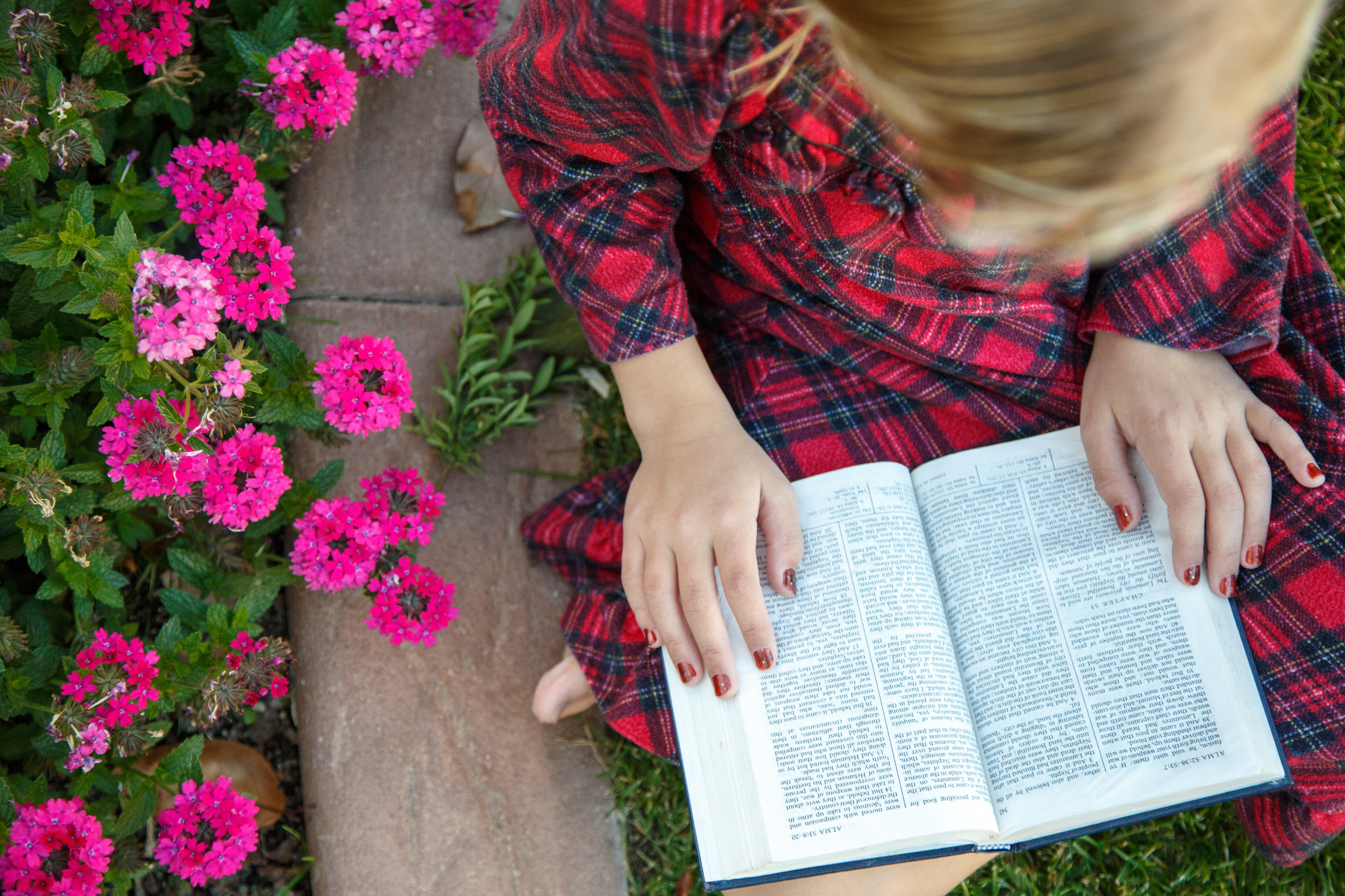 Study Girl In Garden - 2400x1600 Wallpaper 