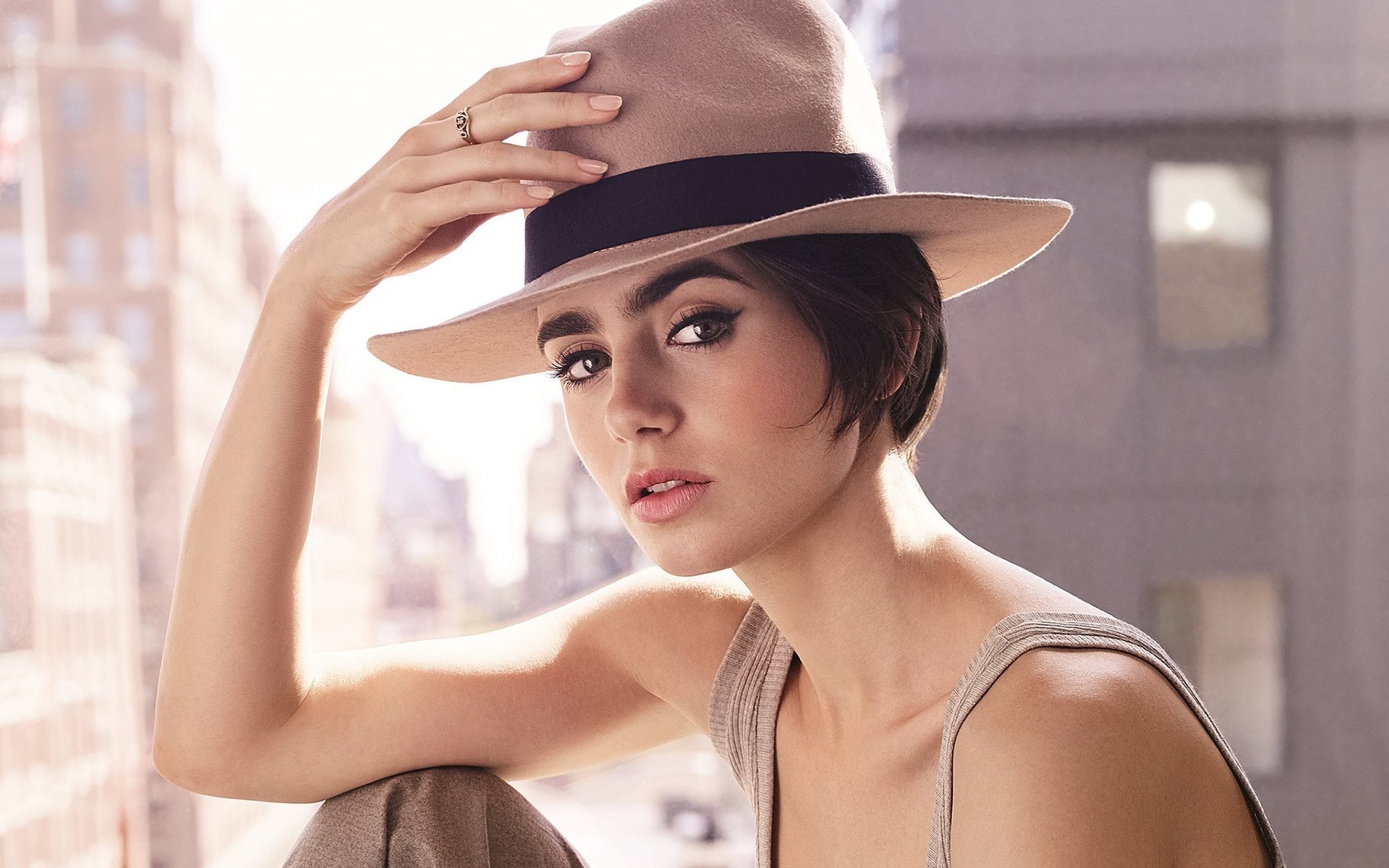 Lily Collins, Hollywood, American Actress, Models, - Girl Hair Short Hat - HD Wallpaper 