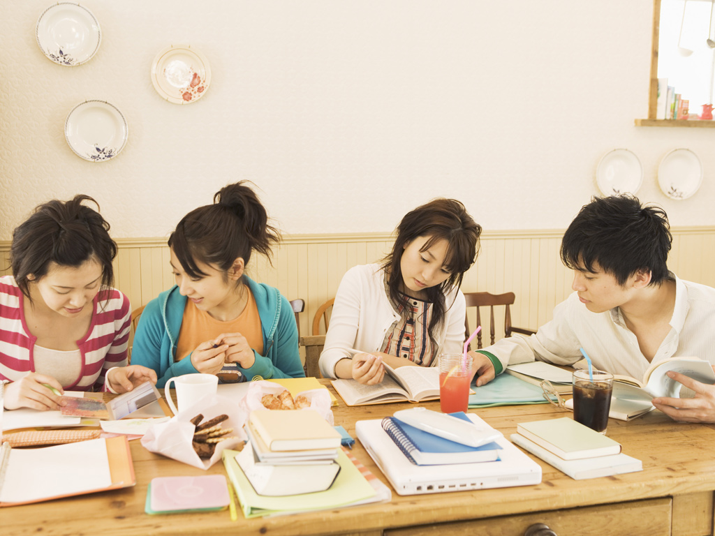 College Life And Friendship - Studying Students - 1024x768 Wallpaper - College Life And Friendship - Studying Students - 1024x768 Wallpaper -