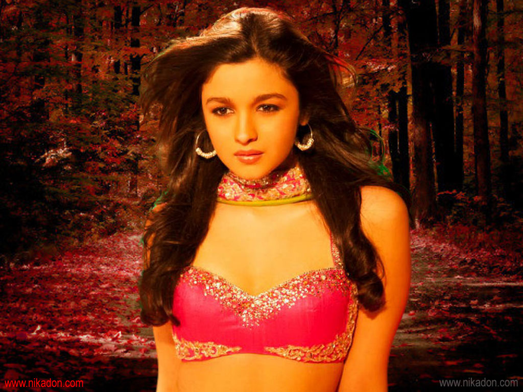 Alia Bhatt In Student Of The Year - Alia Bhatt In Bra Top - HD Wallpaper 