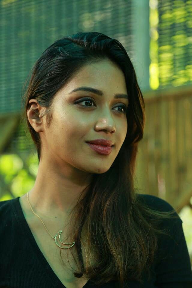 Tamil Actress Nivetha Pethuraj Hd - HD Wallpaper 