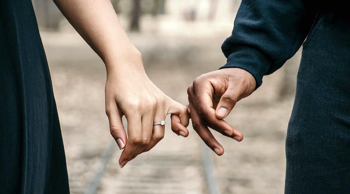 Promise Ring Holding Hands - HD Wallpaper 