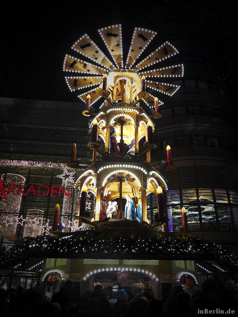 Berliner Weihnachtspyramide Am Potsdamer Platz - Decoration - HD Wallpaper 