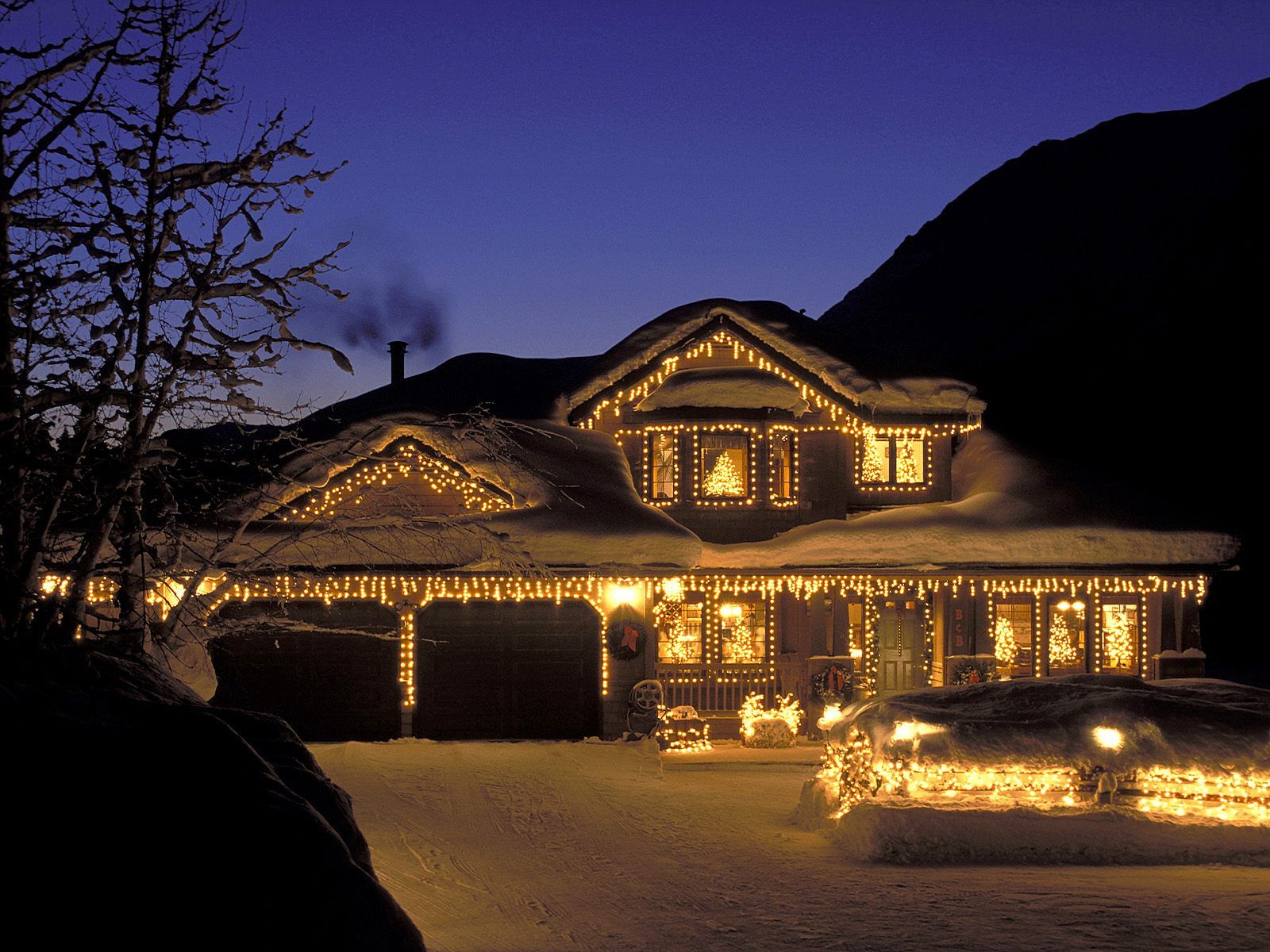 Outside Home Christmas Light Ideas - HD Wallpaper 