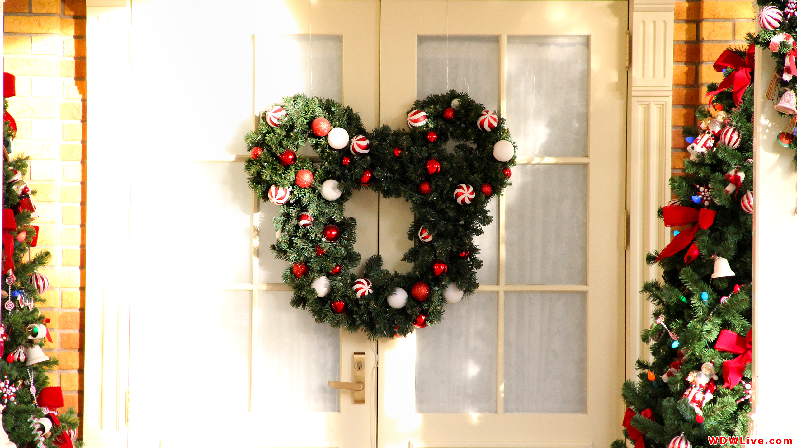 Christmas Wreath On Door Wallpapers Hd - Christmas Wreaths Disney World - HD Wallpaper 