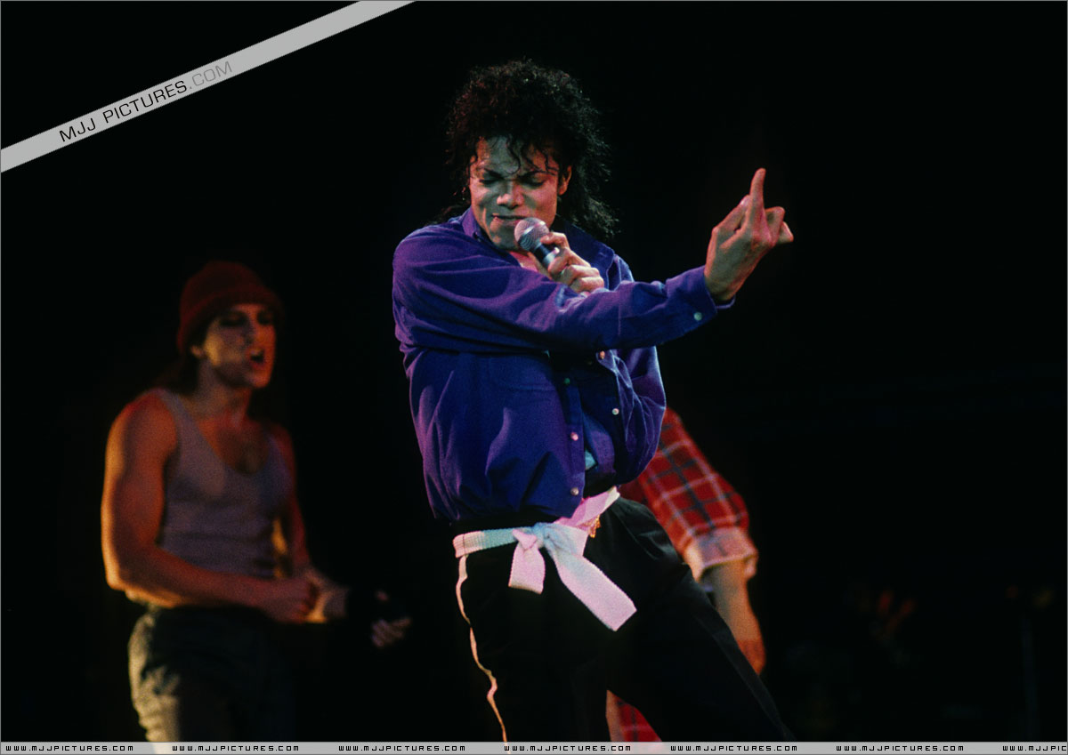 The Way You Make Me Feel Wallpaper Wp20010431 - Michael Jackson The Way You Make Me Feel Live Bad Tour - HD Wallpaper 