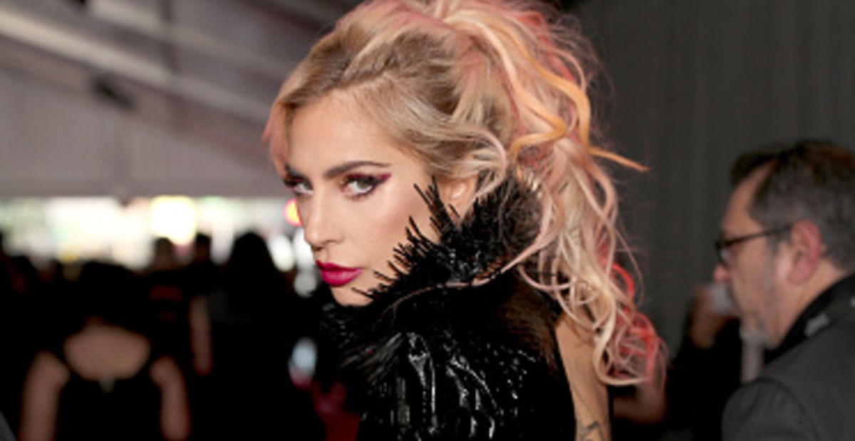 Lady Gaga Shuts Down Grammys Red Carpet In Killer Leather - Maquilladora De Lady Gaga - HD Wallpaper 