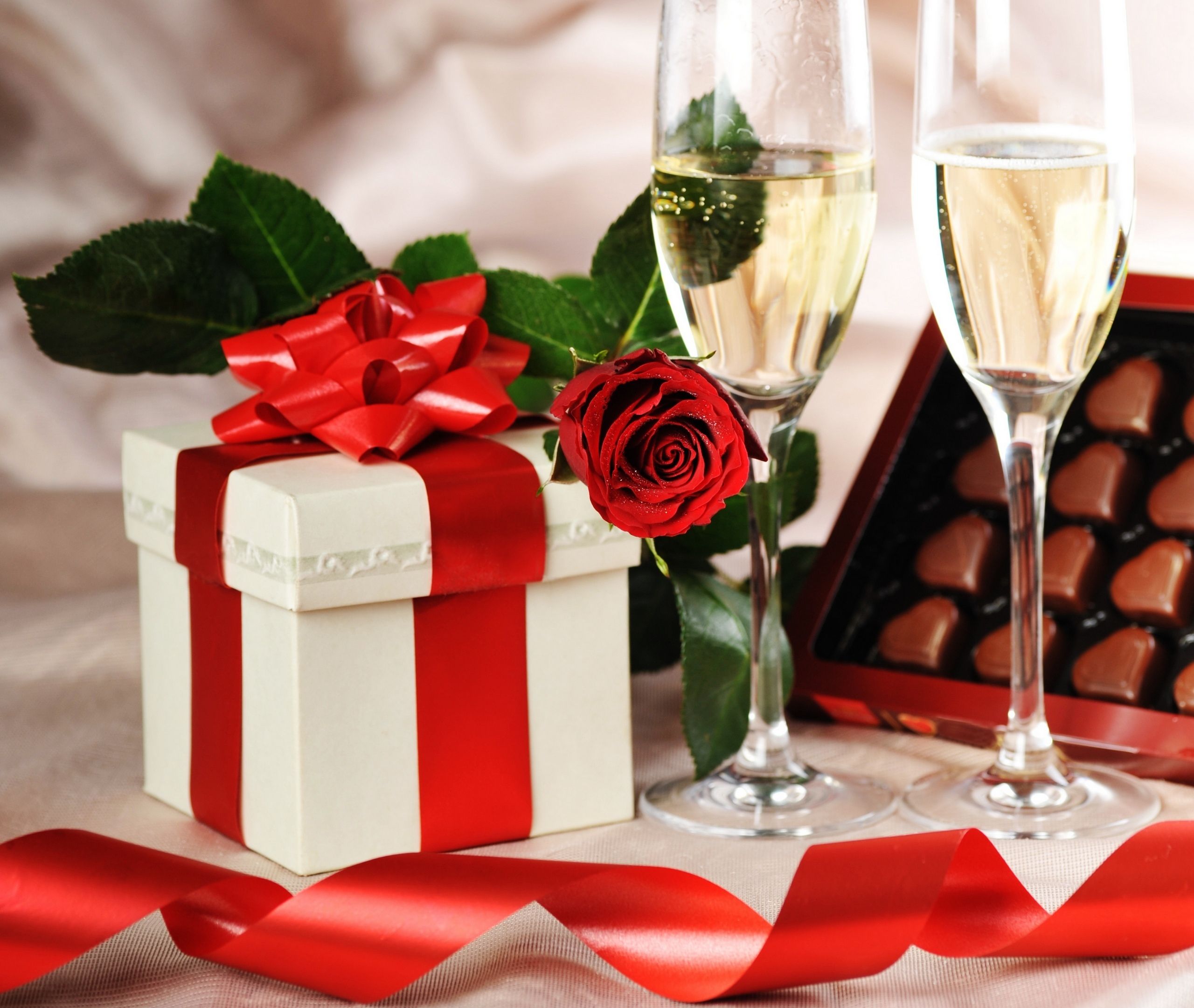 Holiday, Gift, Champagne, Glasses, Rose, Candy, Shokolodnye, - Romantic Beautiful Love Gift - HD Wallpaper 